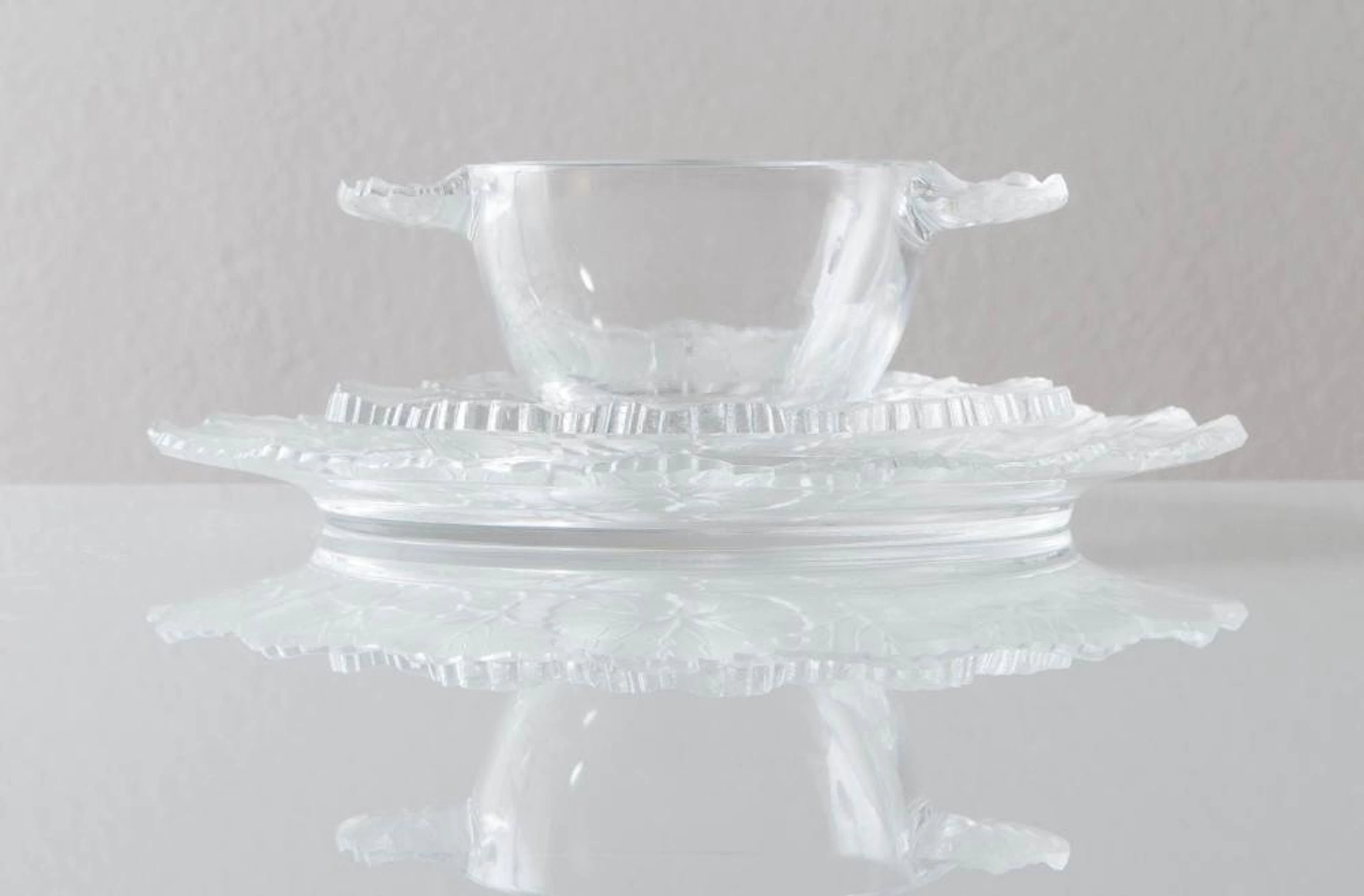 René Lalique - Francia, Piatto, piattino e coppetta, XX secolo.