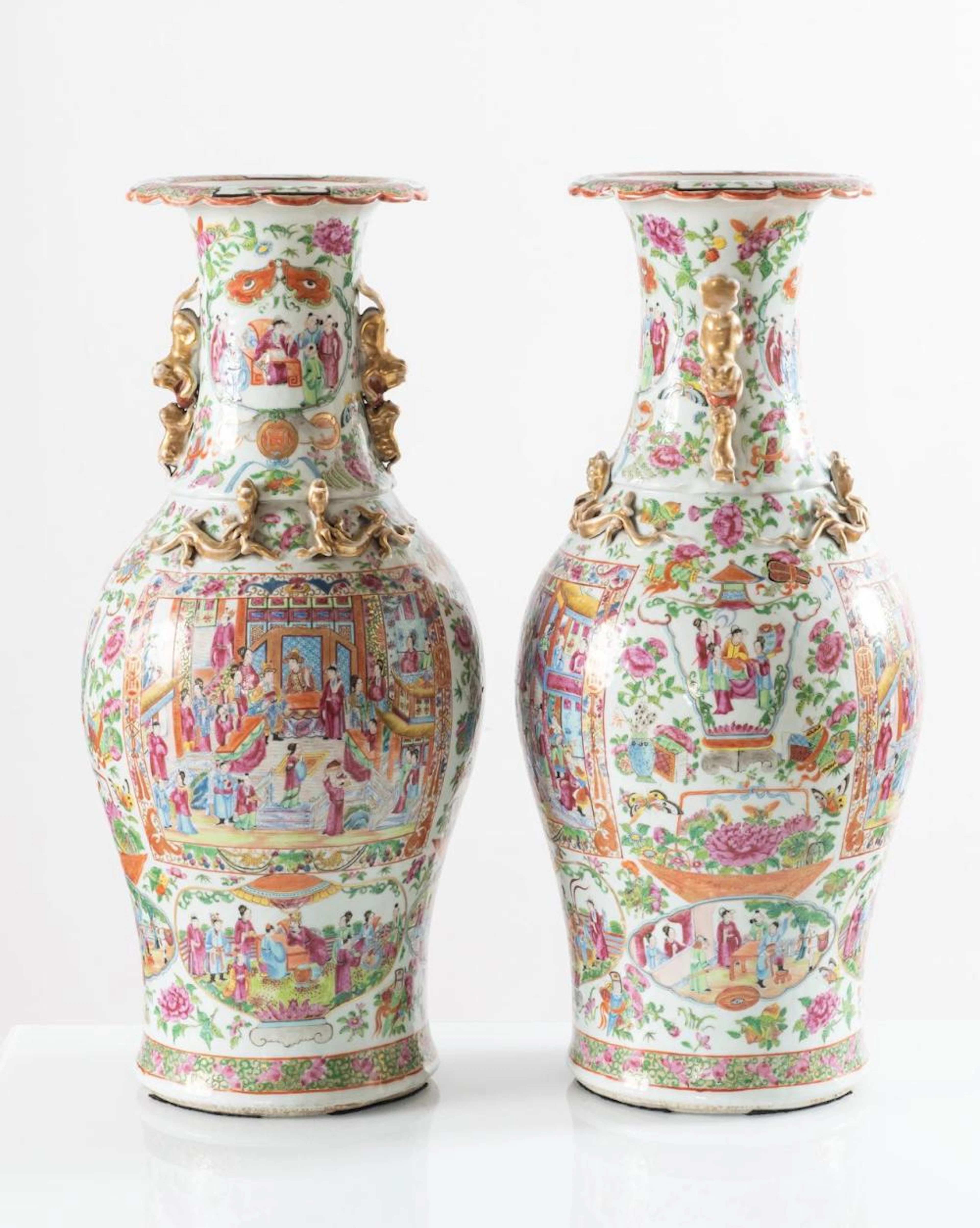 Coppia di vasi in porcellana con decoro policromo, Cina - Canton, XIX secolo.