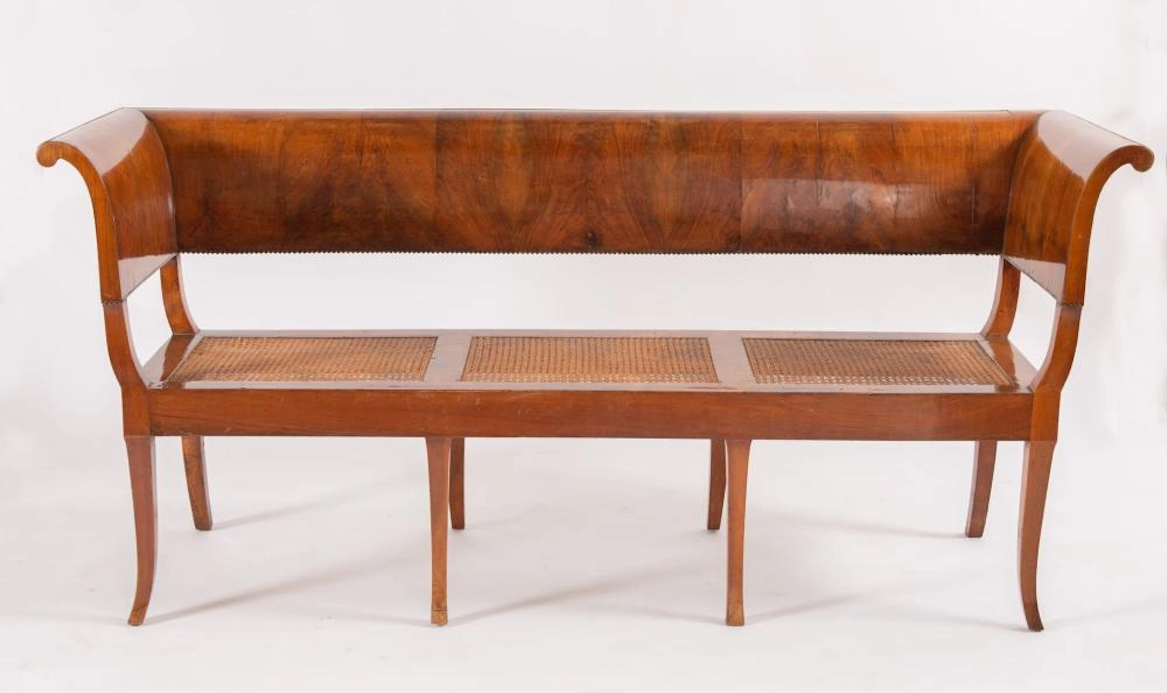 Divanetto lastronato in piuma di noce di gusto Biedermeier
