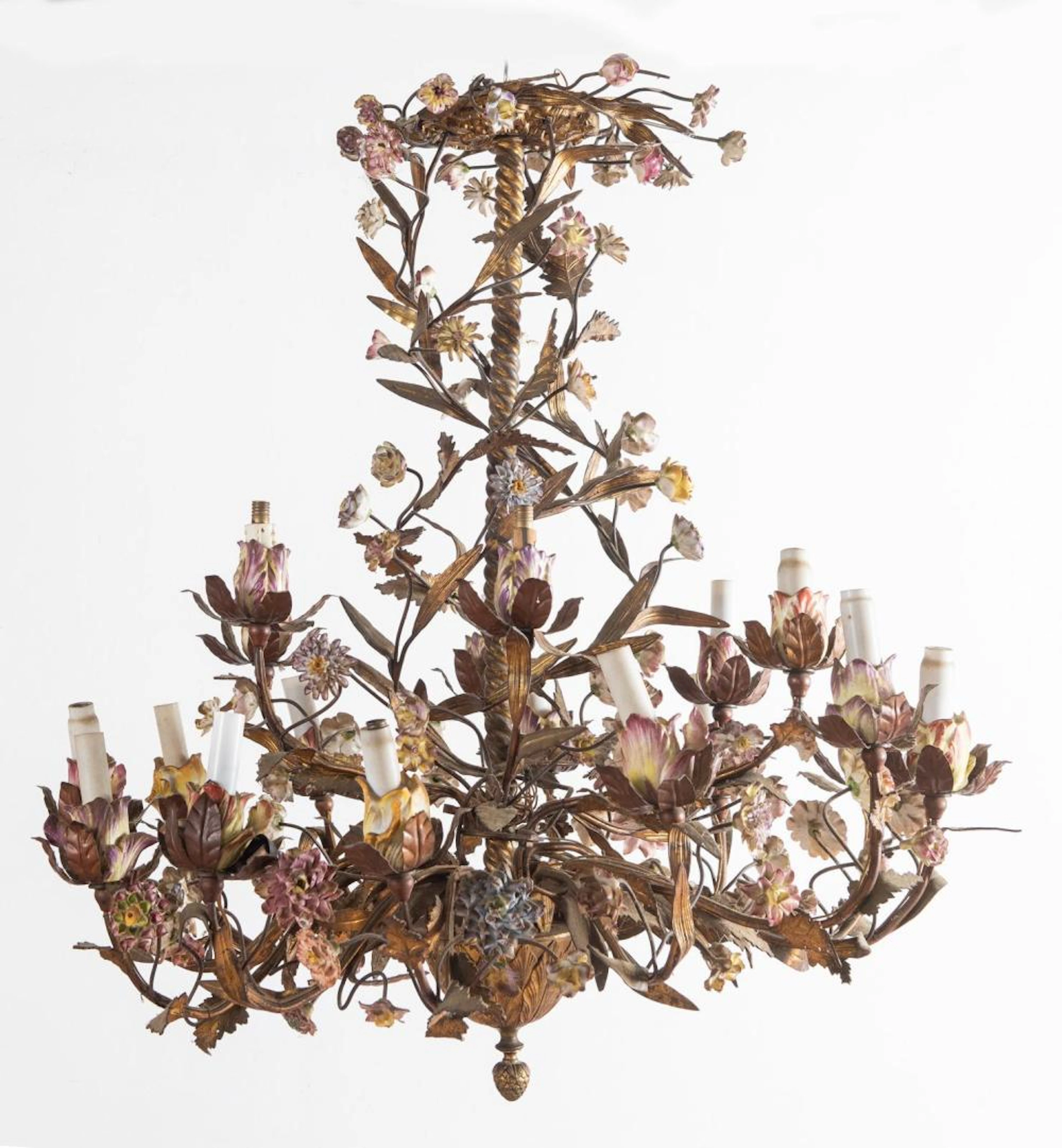 Lampadario in bronzo dorato con fiori in porcellana policroma