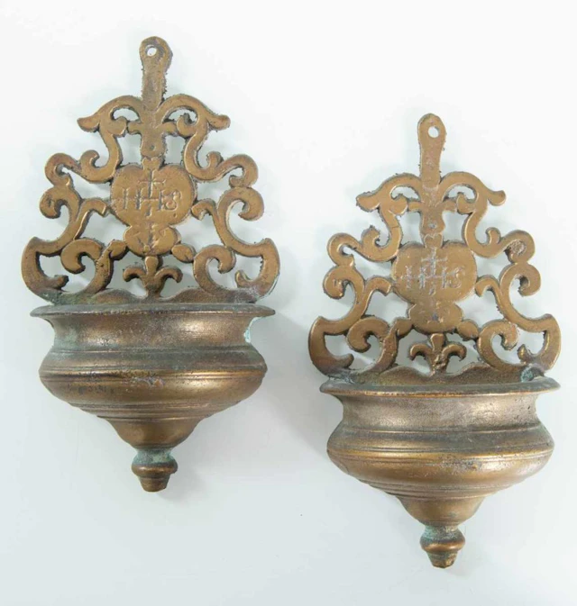 Coppia di acquasantiere in bronzo, Italia, fine del XIX - inizio del XX secolo.