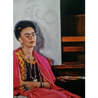 Frida Kahlo, Sitting in front of artwork