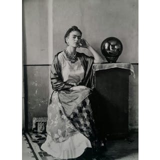 Frida Kahlo, Sitting with ball