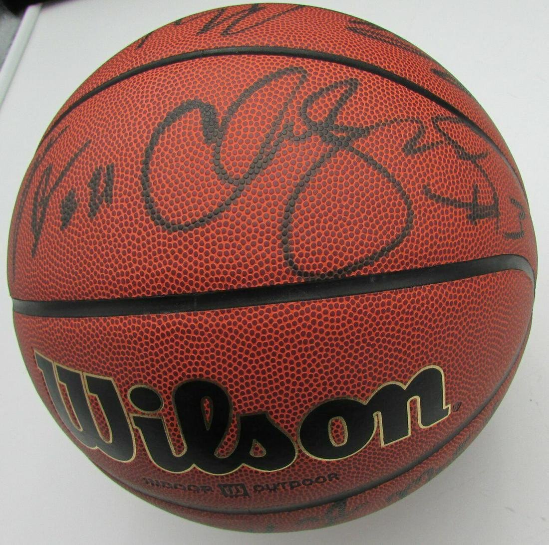 UCONN 2004-2005 Men's Full Size Basketball Signed By 12 153440 | Barnebys