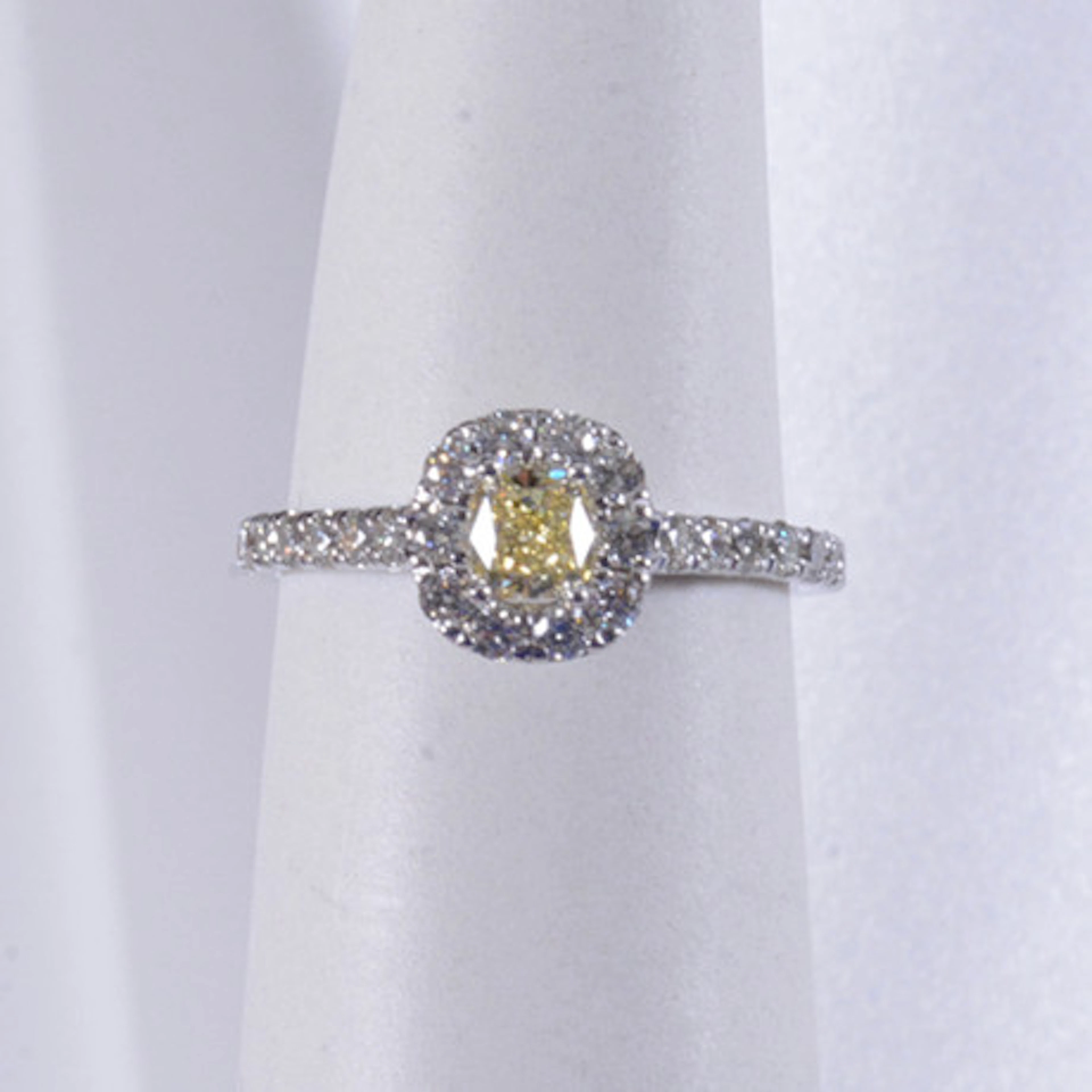 HALORING, diamanter, totalt 0,78ct, vitgul…