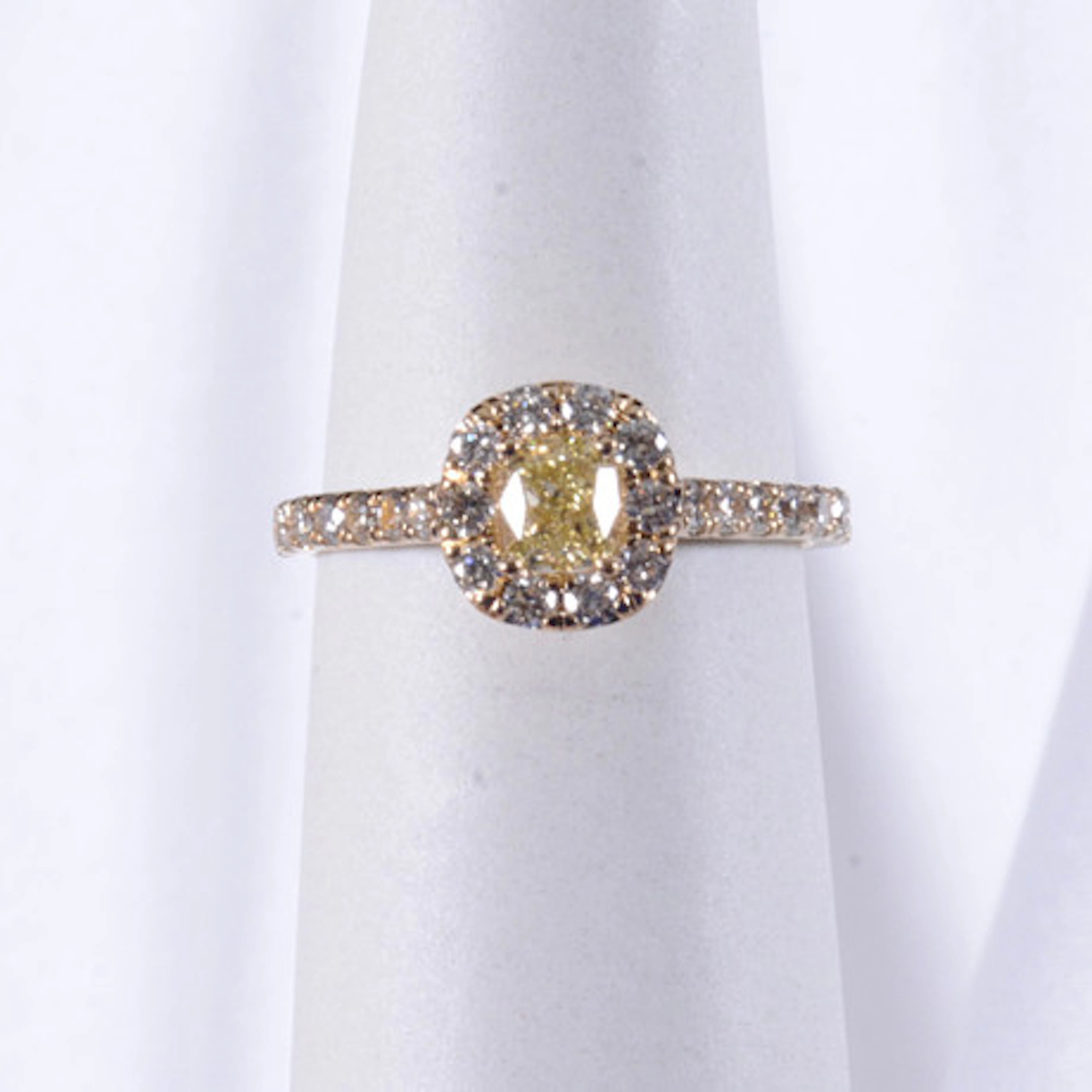HALORING, diamanter, totalt 0,91ct, 18K.