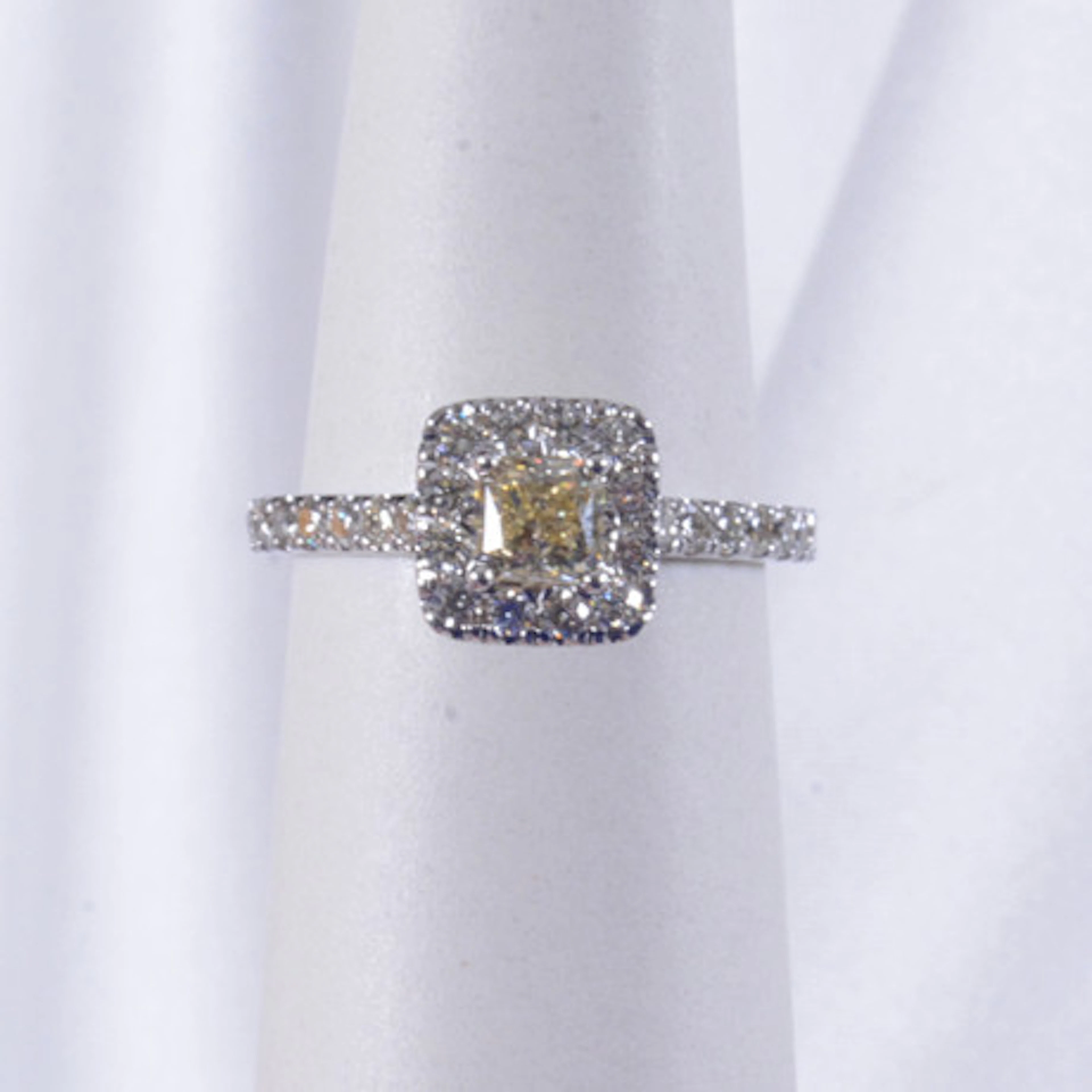 HALORING, diamanter, totalt 1,09ct, vitgul…