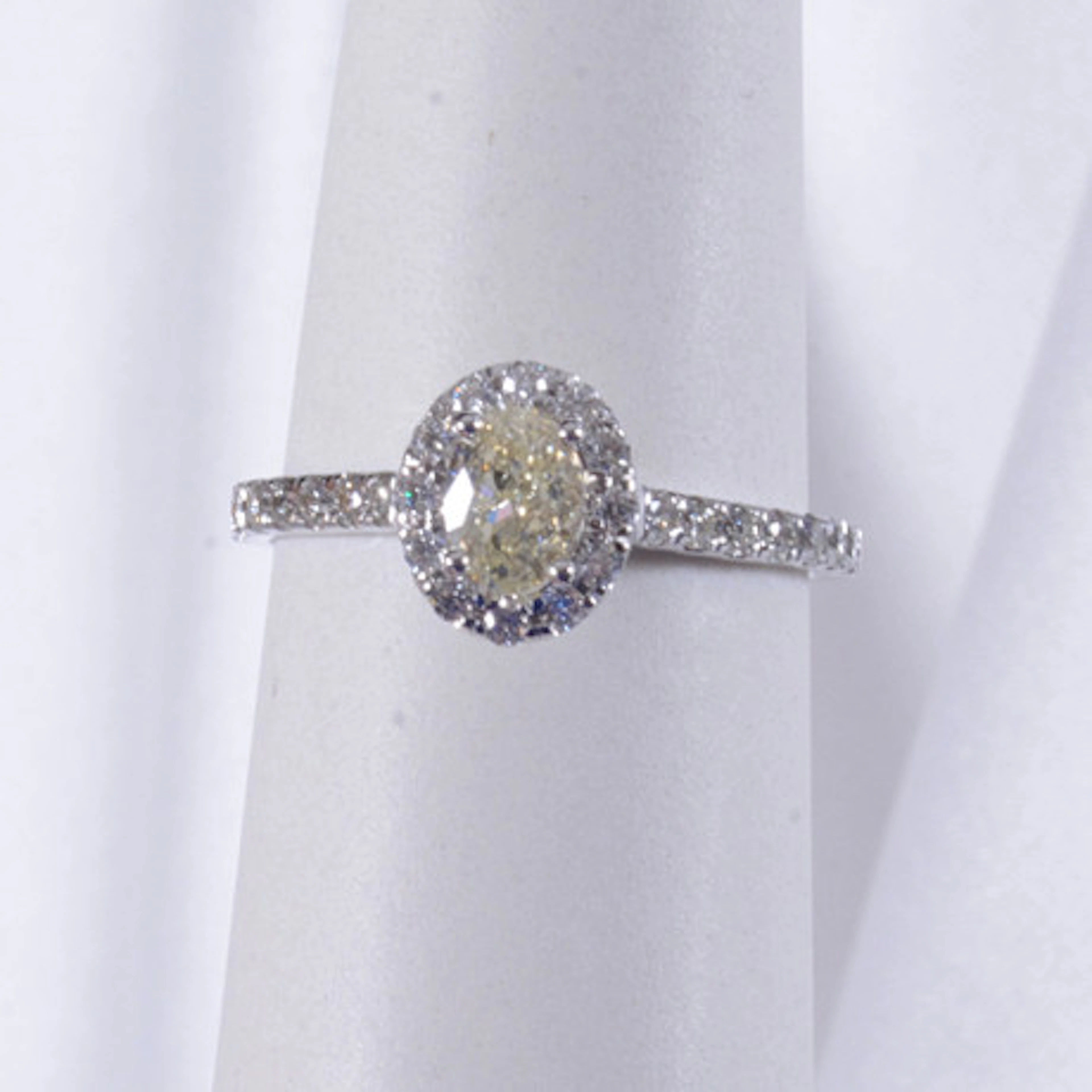 HALORING, diamanter, totalt 0,97ct, vitgul…