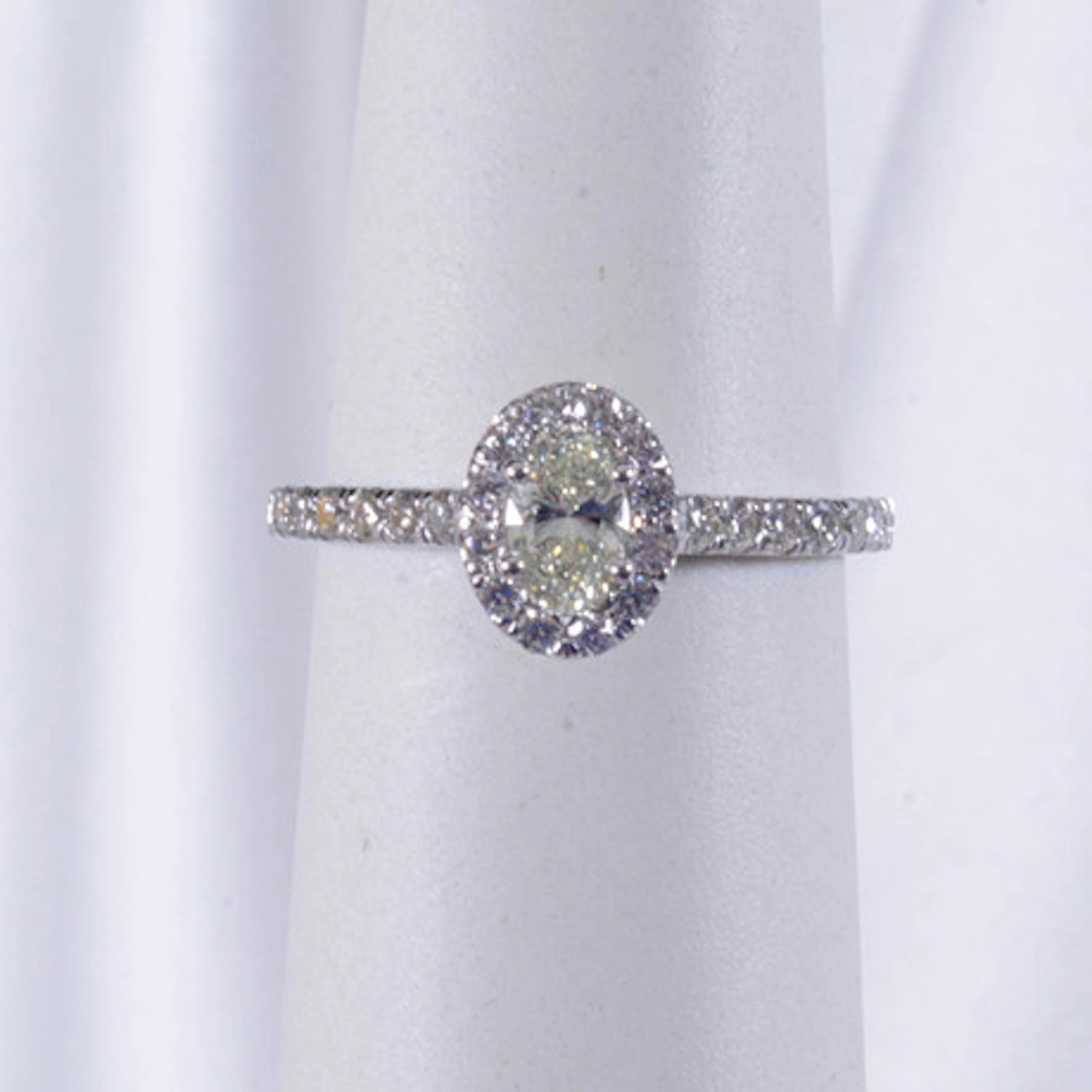 HALORING, diamanter, totalt 0,72ct, vitgul…