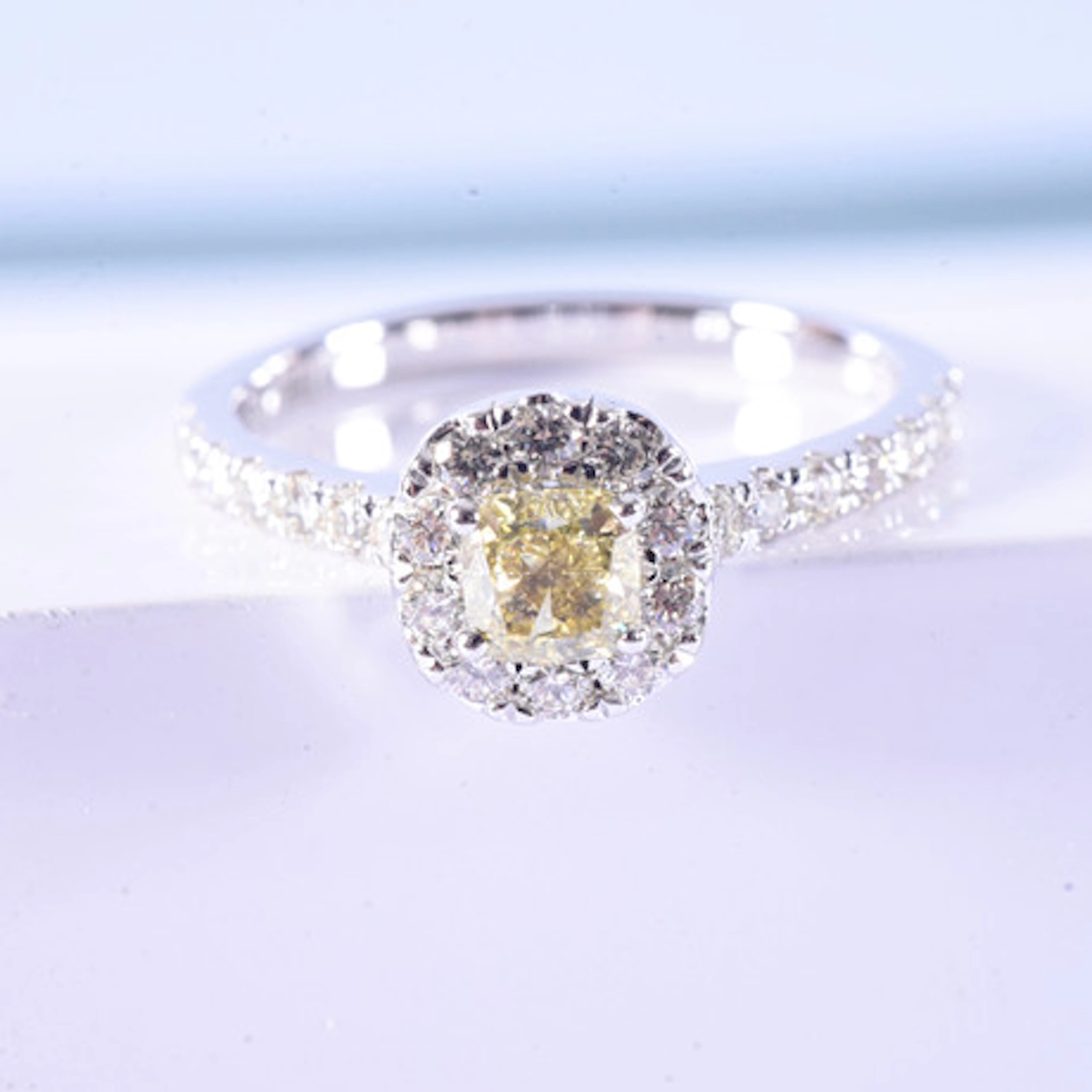 HALORING, diamanter, totalt 1,01ct, vitgul…
