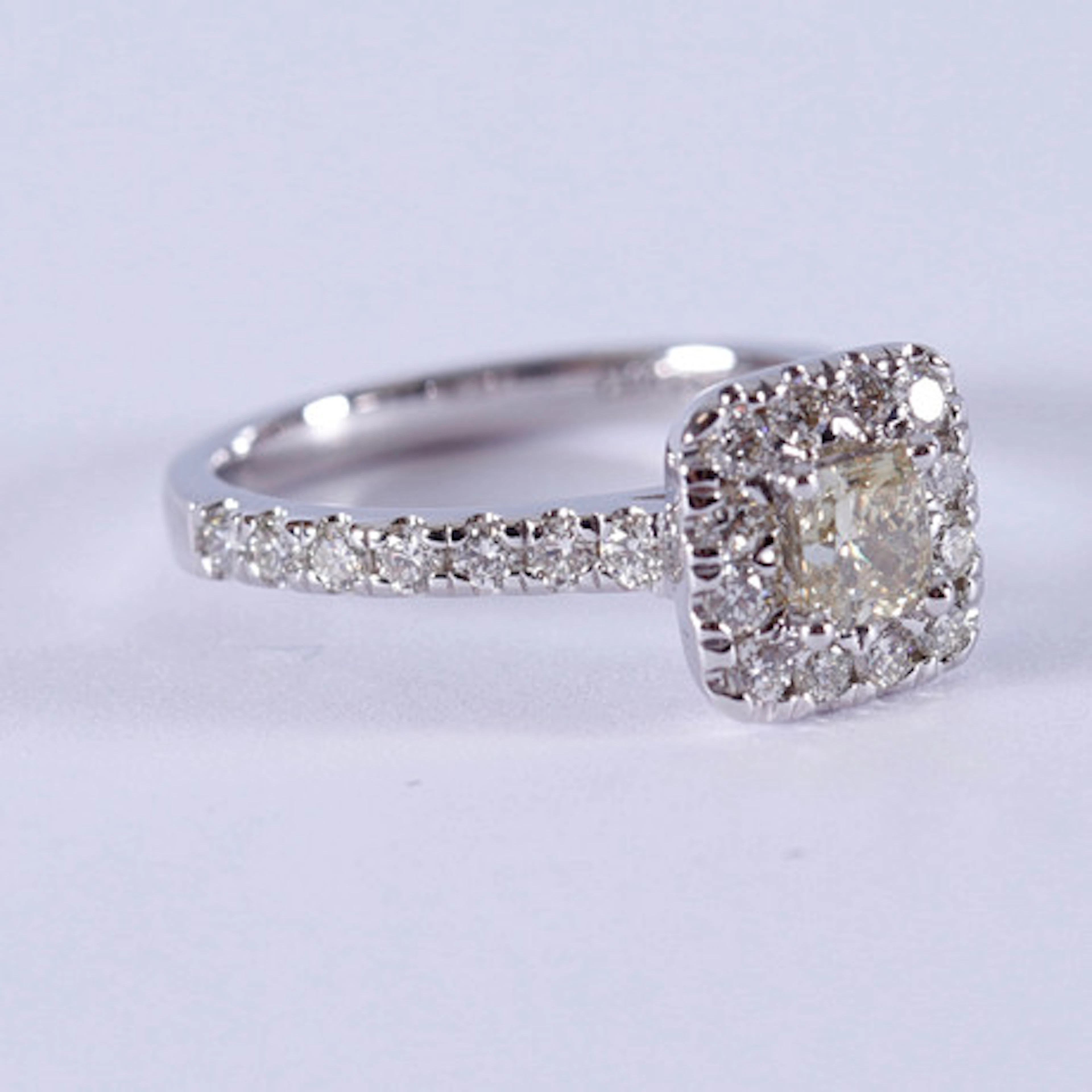 HALORING, diamanter, totalt 0,90ct, vitgul…