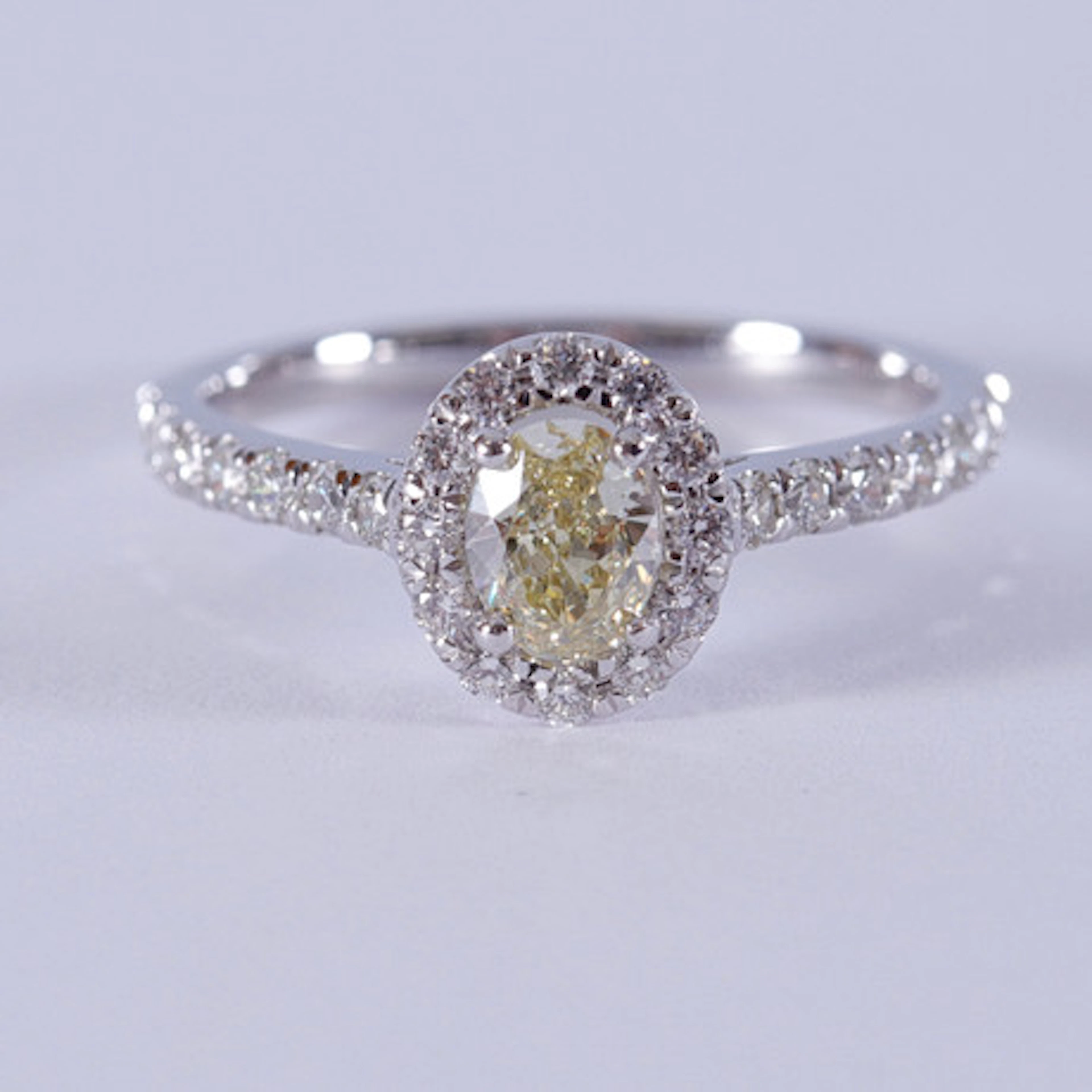 HALORING, diamanter, totalt 0,92ct, vitgul…