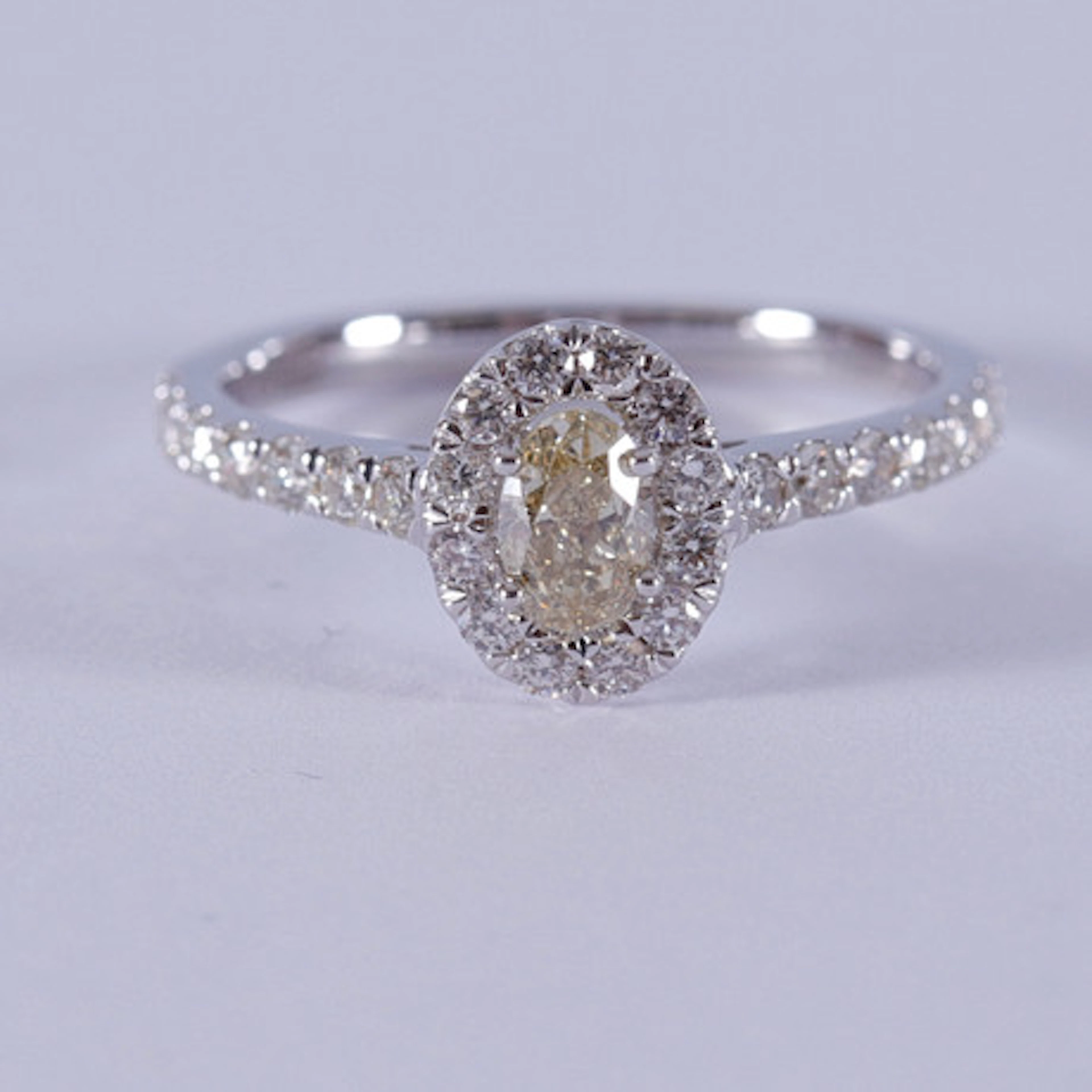 HALORING, diamanter, totalt 0,73ct, vitgul…