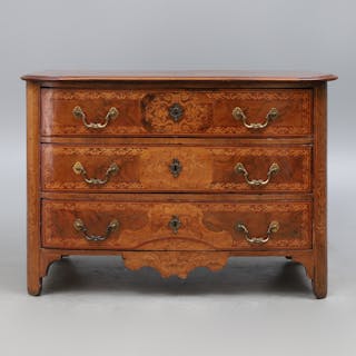 AN ITALIAN WALNUT ROSEWOOD MAHOGANY AND FLORAL MARQUETRY COMMODE, 18TH CENTURY.