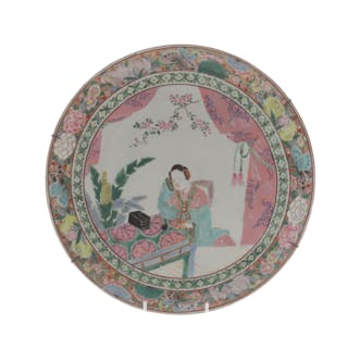 A JAPANESE PORCELAIN DISH, FIRST HALF 20TH CENTURY.