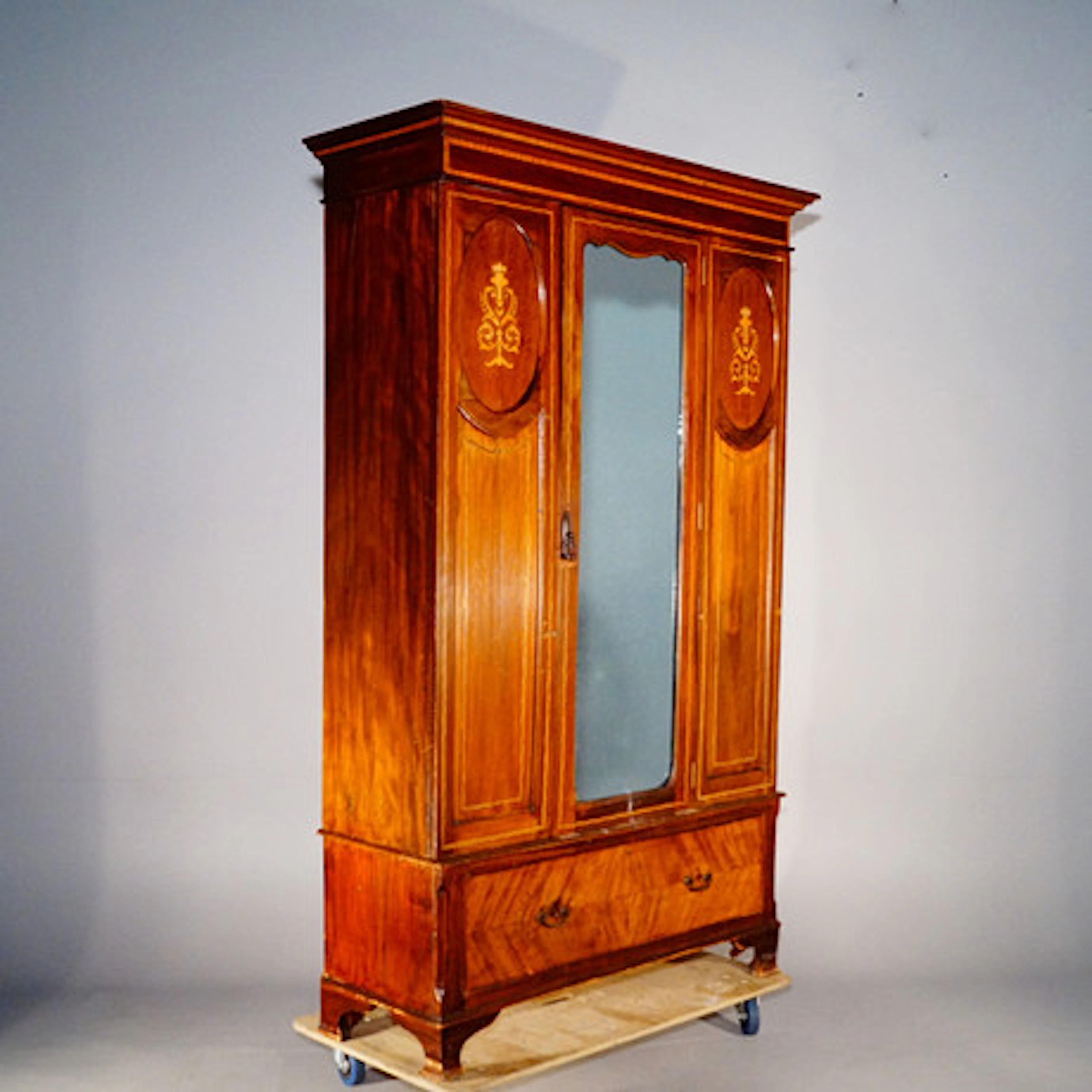 KLÄDSKÅP, troligen England, 18-1900-tal.