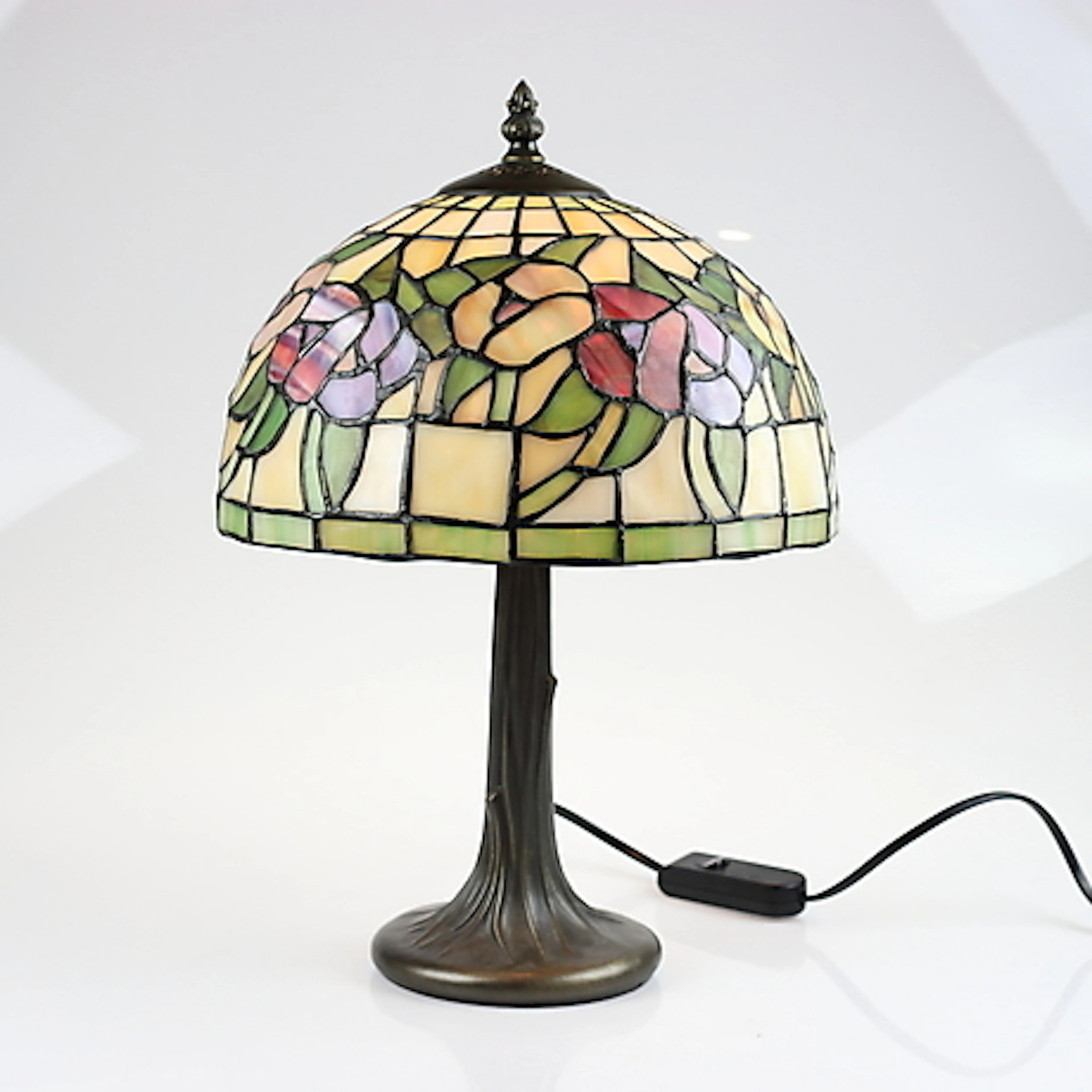 TIFFANYLAMPA, blyinfattad mosaik. Nutida.