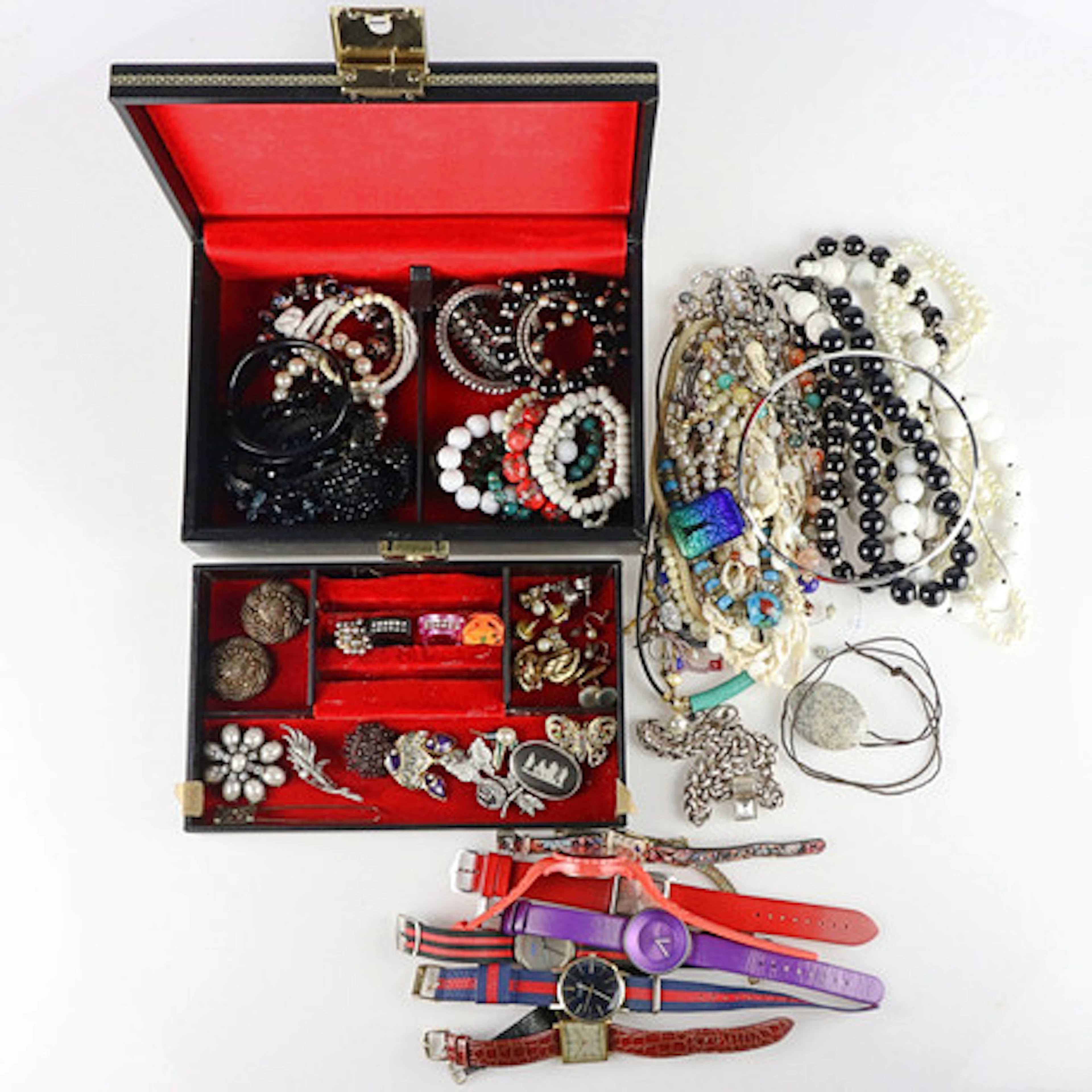 BIJOUTERIER, 91 delar, nutida och vintage …