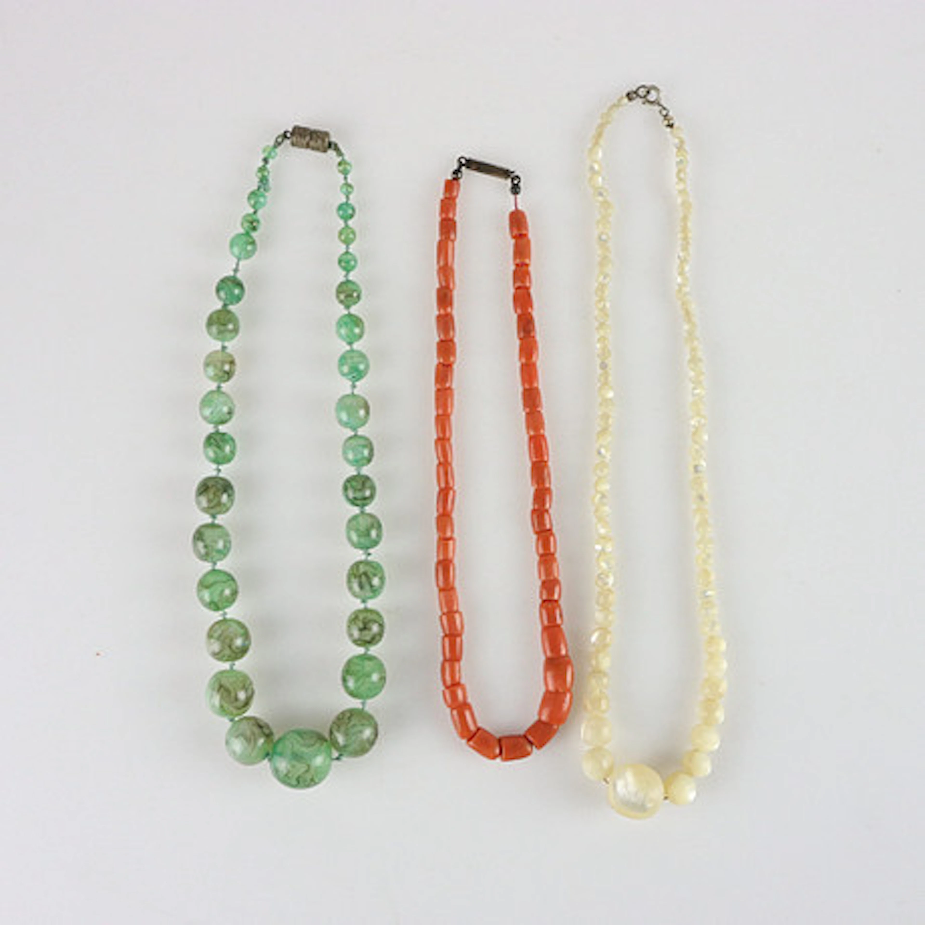 HALSBAND, 3 st. korall, grön månsten, vit …