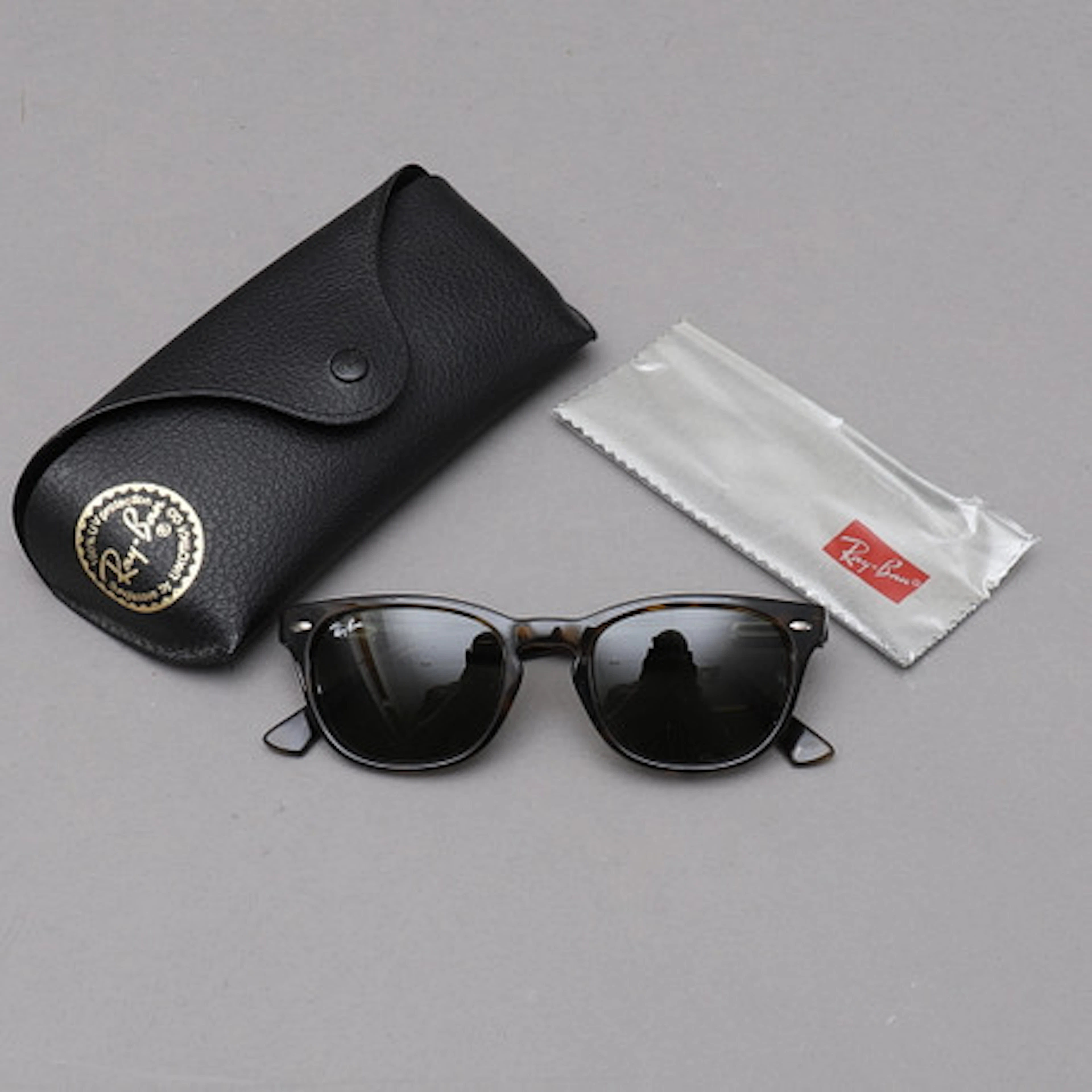 SOLGLASÖGON, RayBan, Italien.