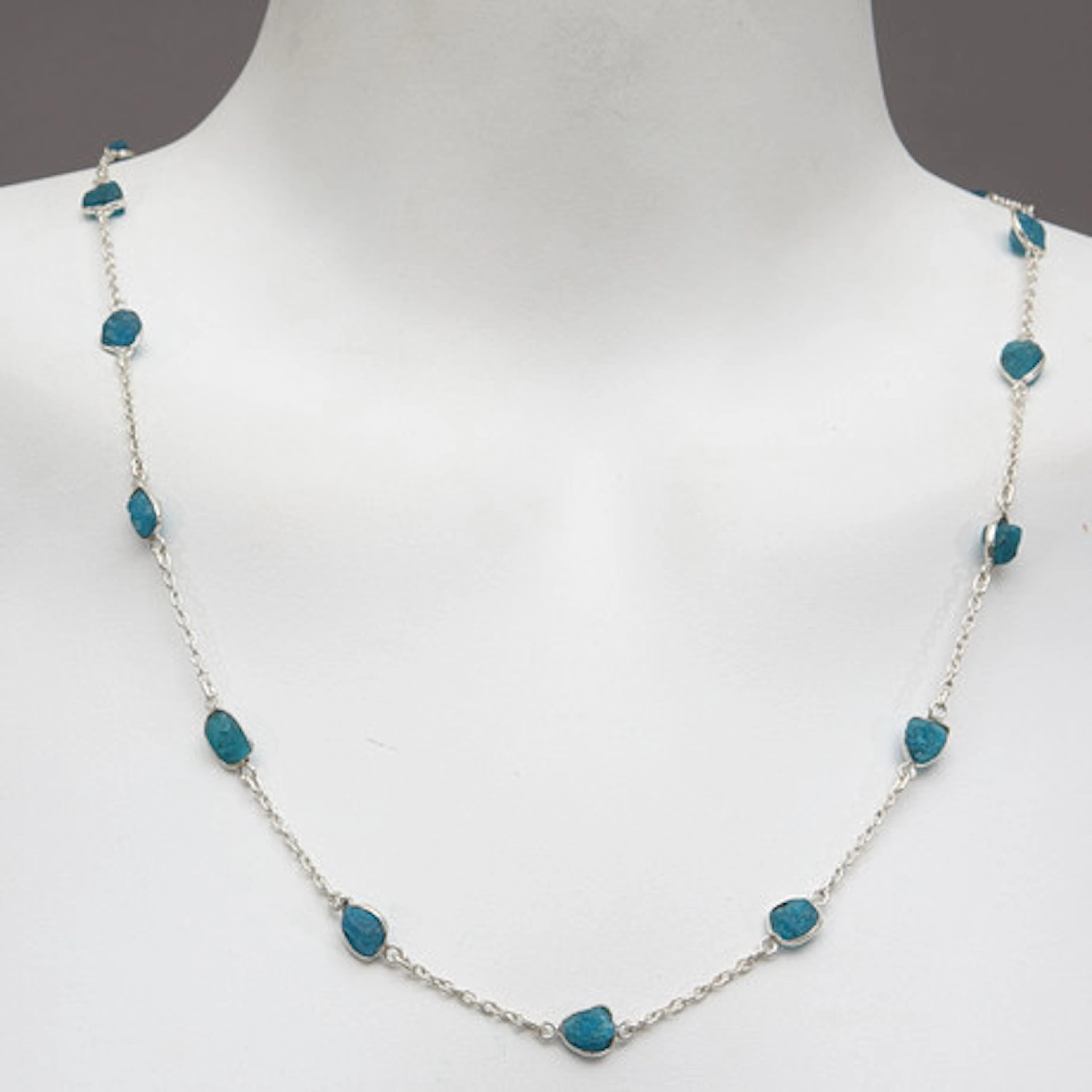COLLIER, sterlingsilver & blå apatit, samt…