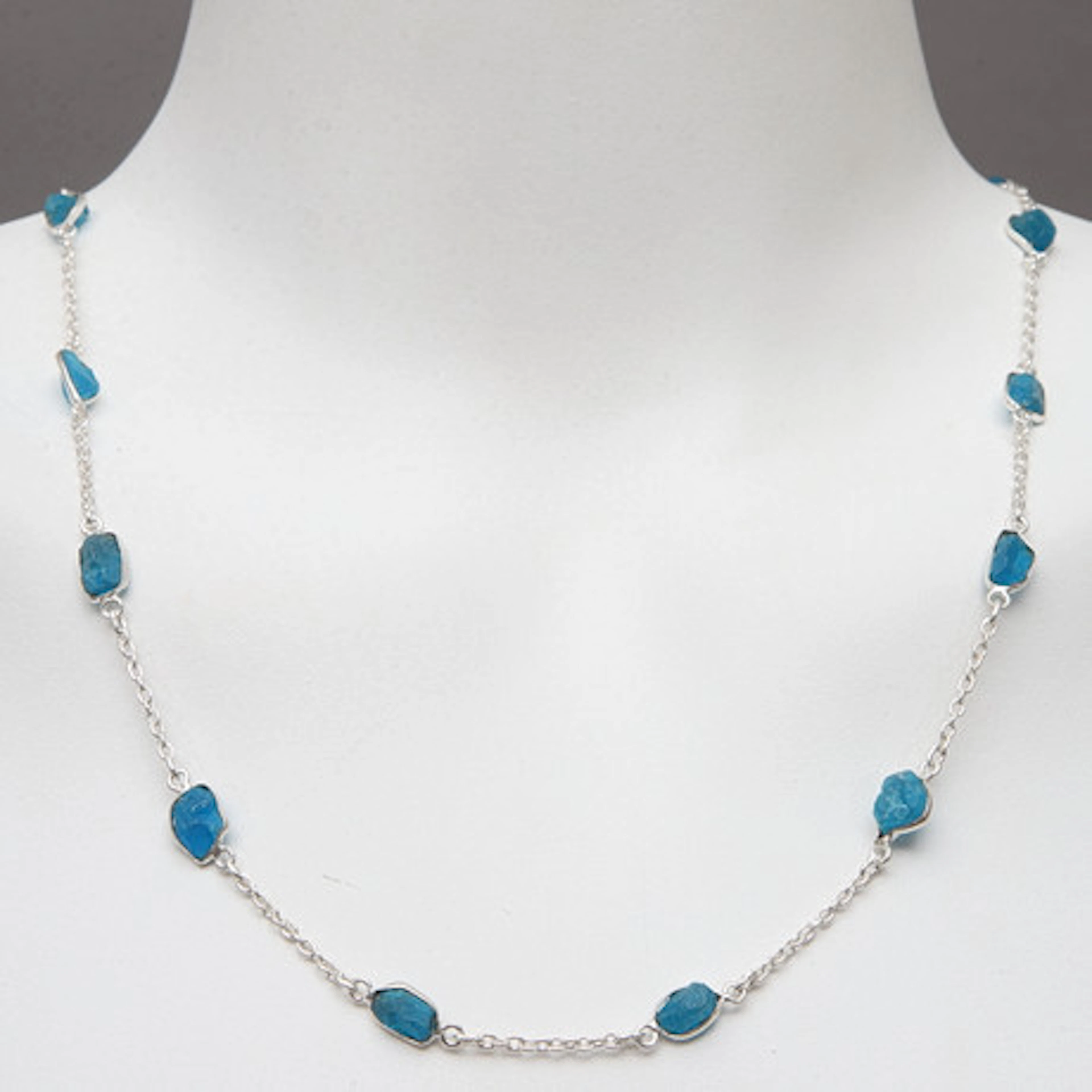COLLIER, sterlingsilver & oslipade apatite…