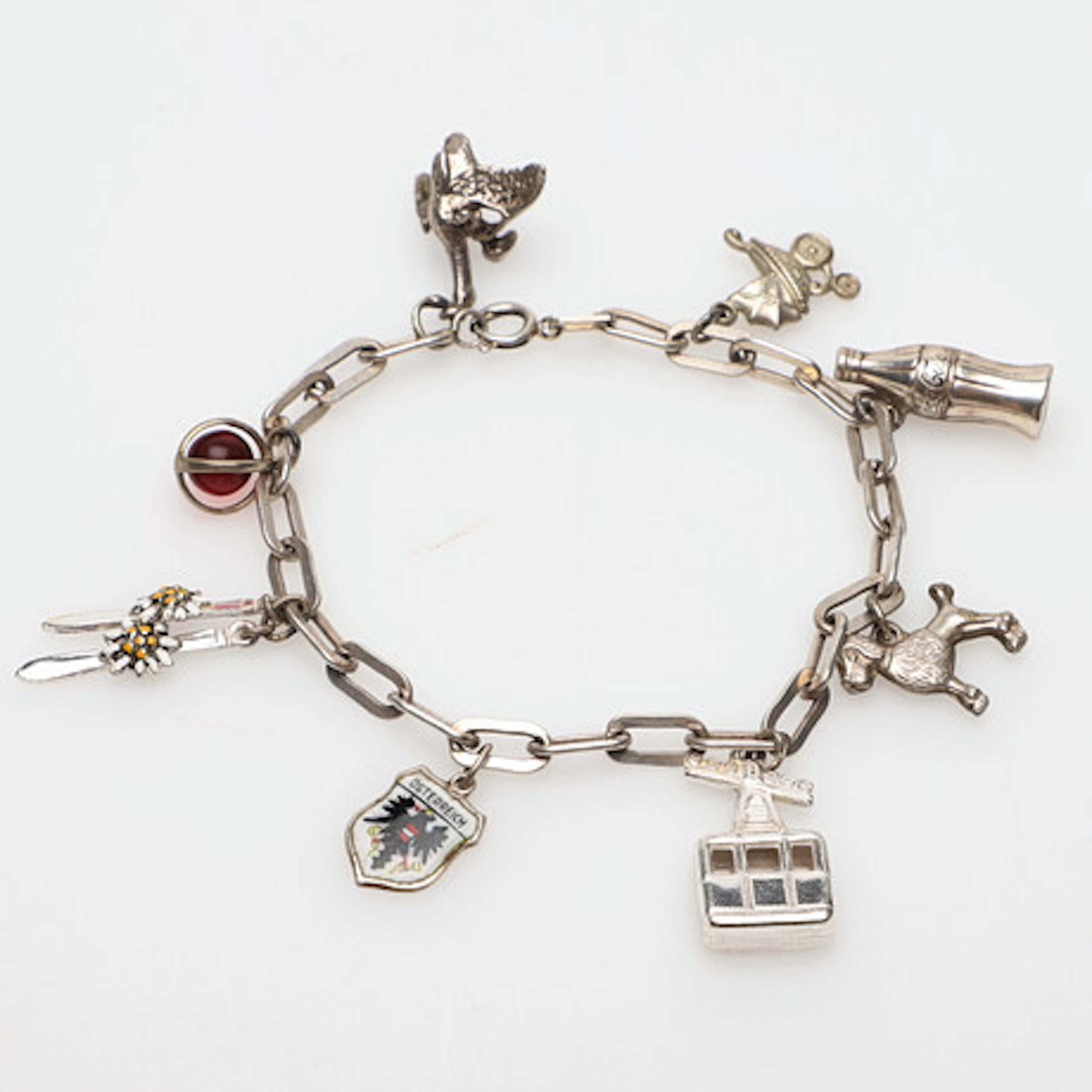BERLOCKARMBAND, silver, med 8 berlocker.