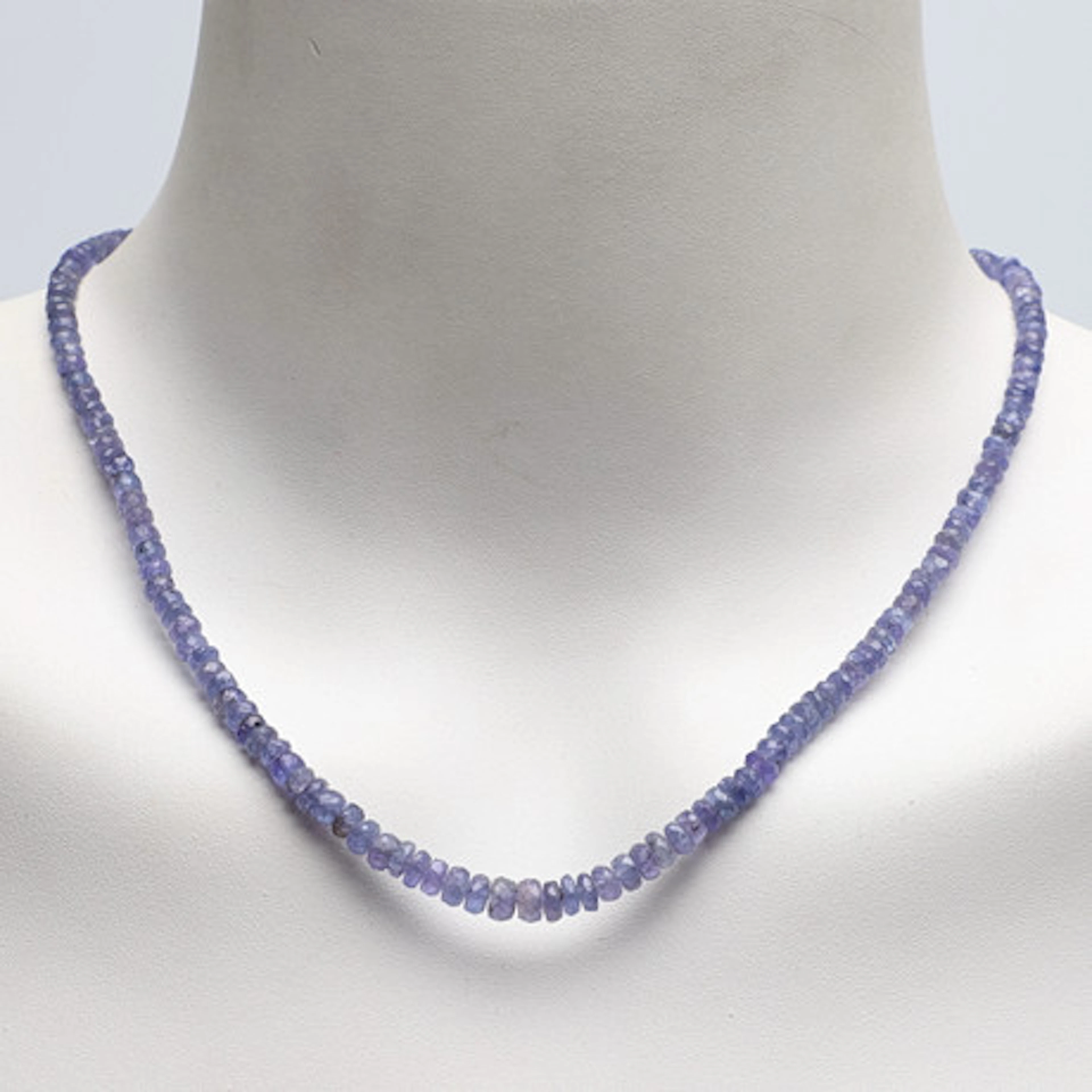COLLIER, tanzaniter med lås i silver & rub…