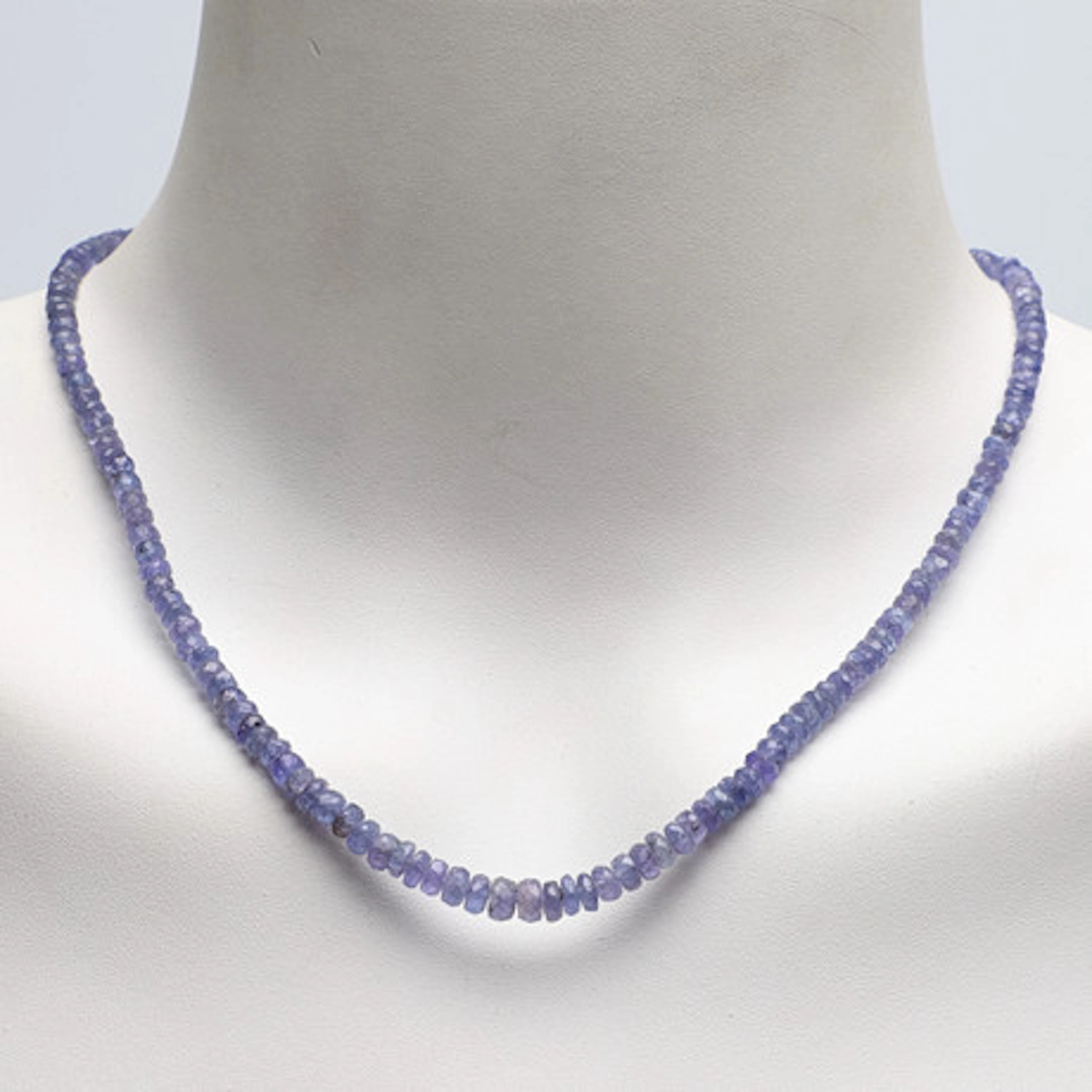 COLLIER, tanzaniter med lås i silver & rub…