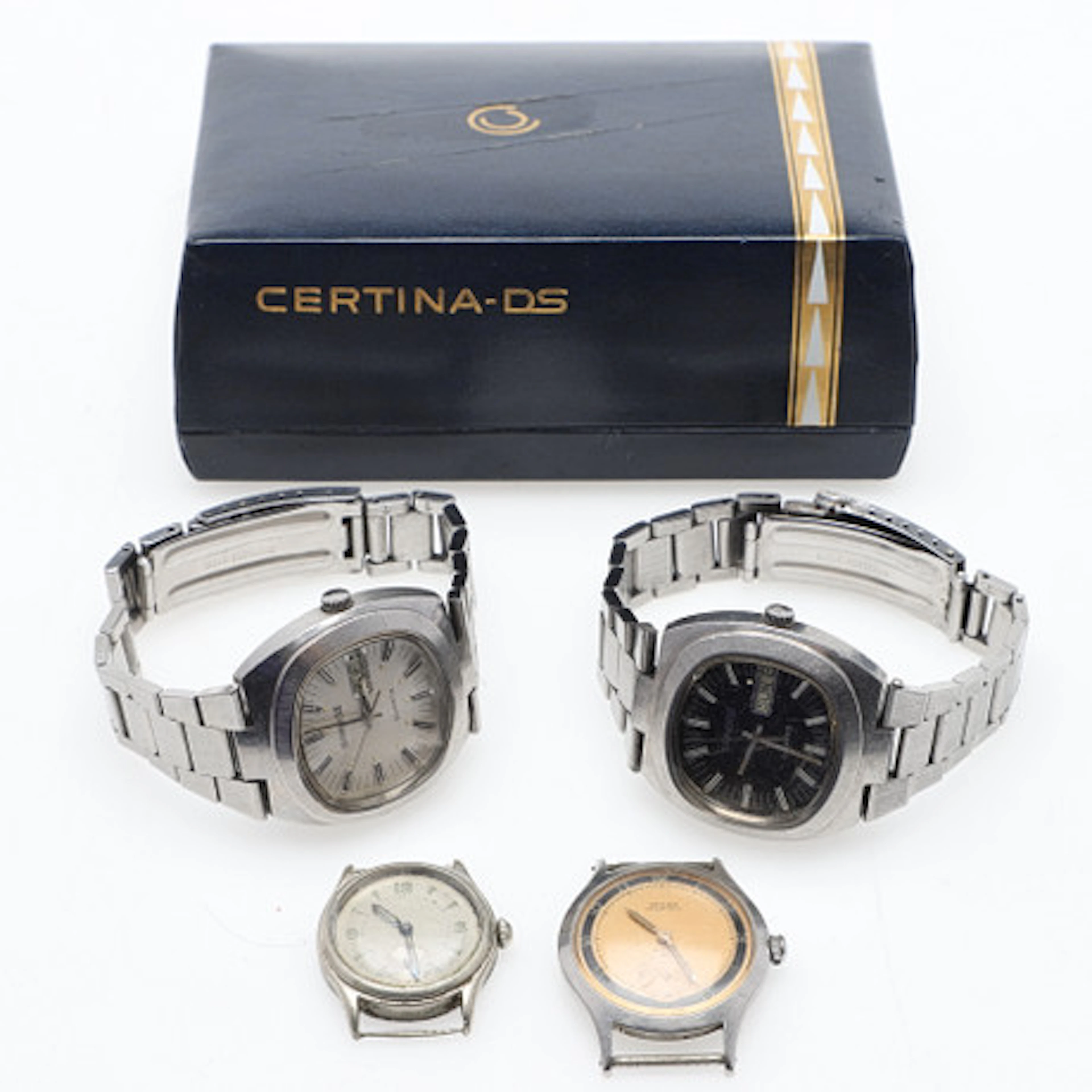 ARMBANDSUR & ETUI, 4+1 st.