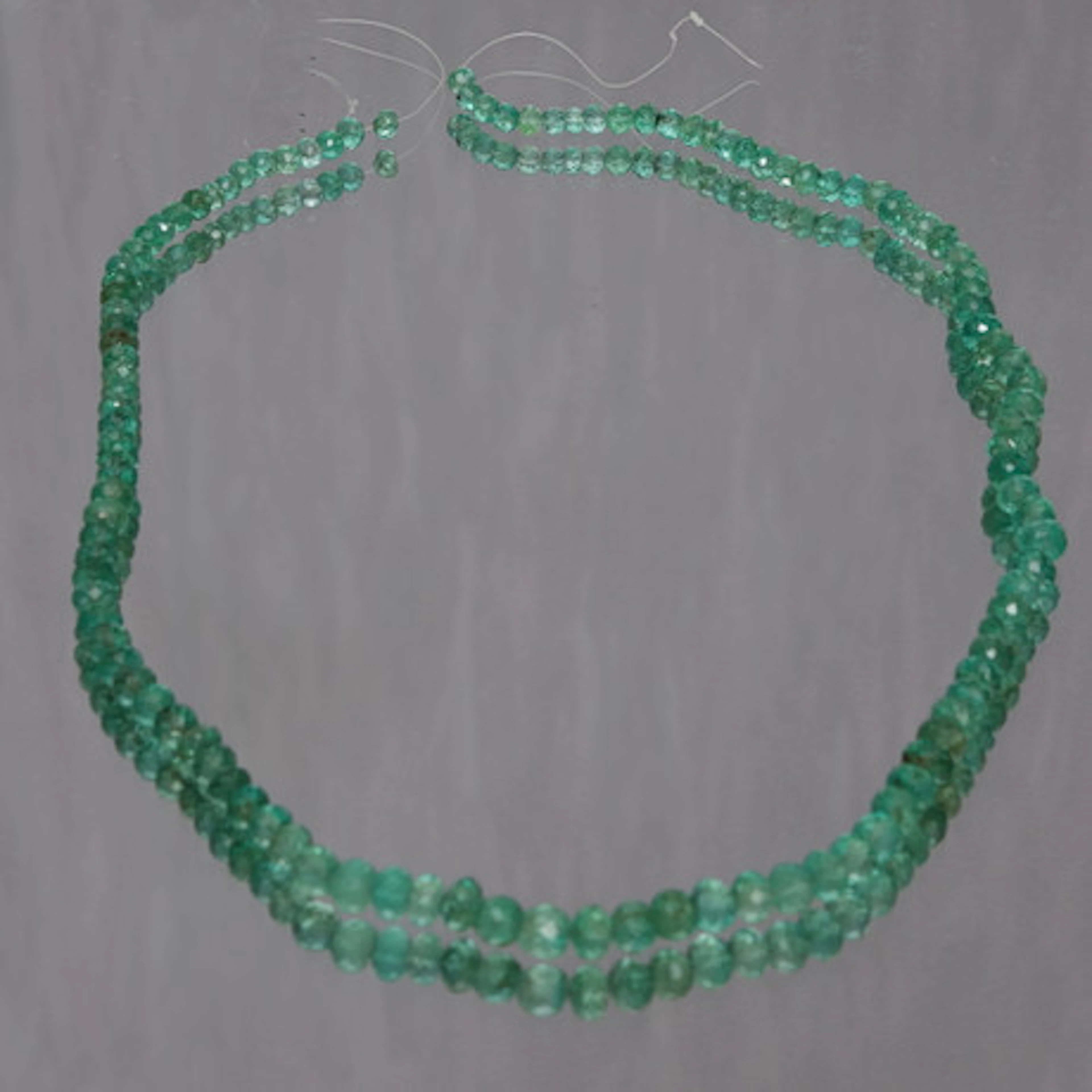 HALSBAND, smaragd, cirka 80ct.