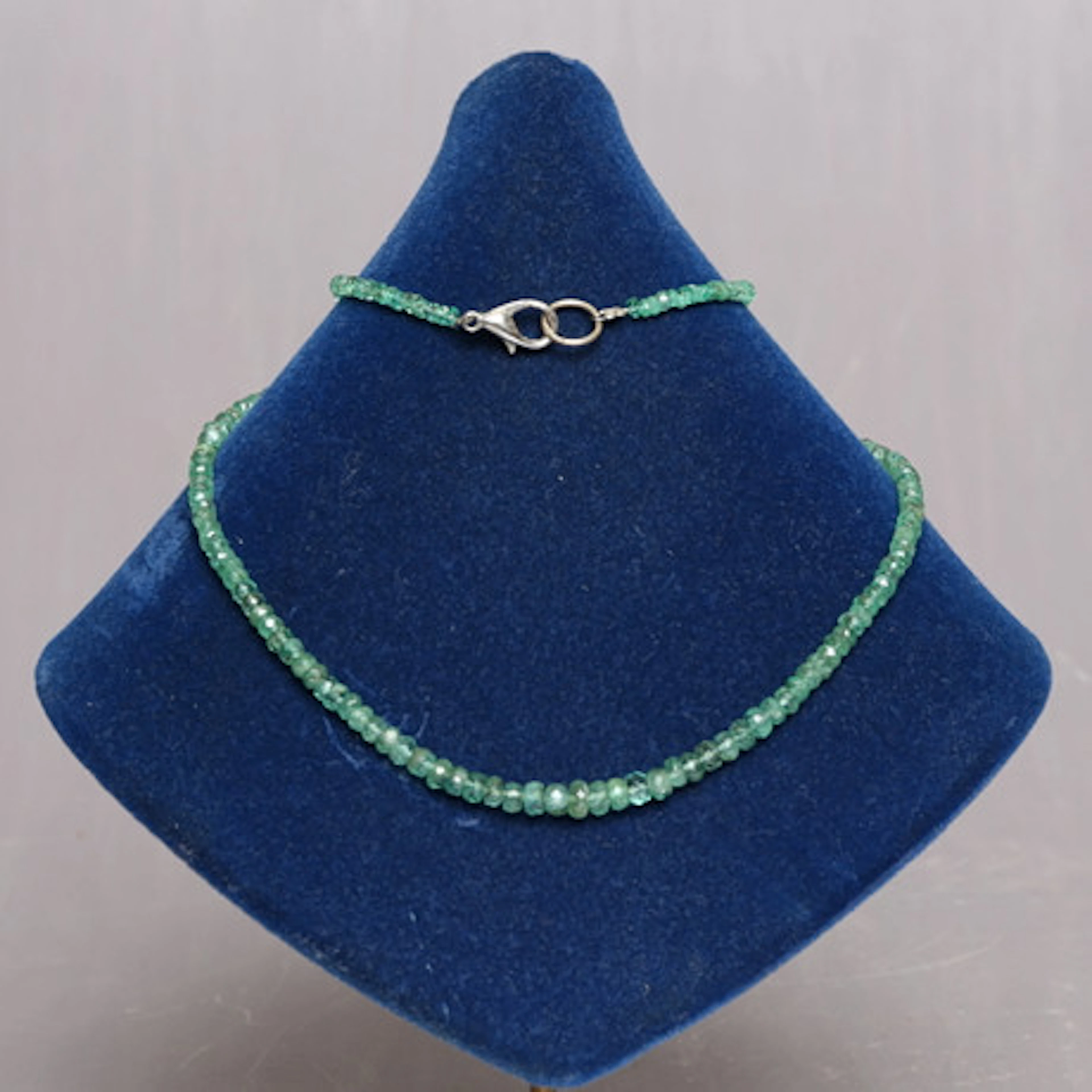 HALSBAND, smaragder, totalt cirka 48 ct.