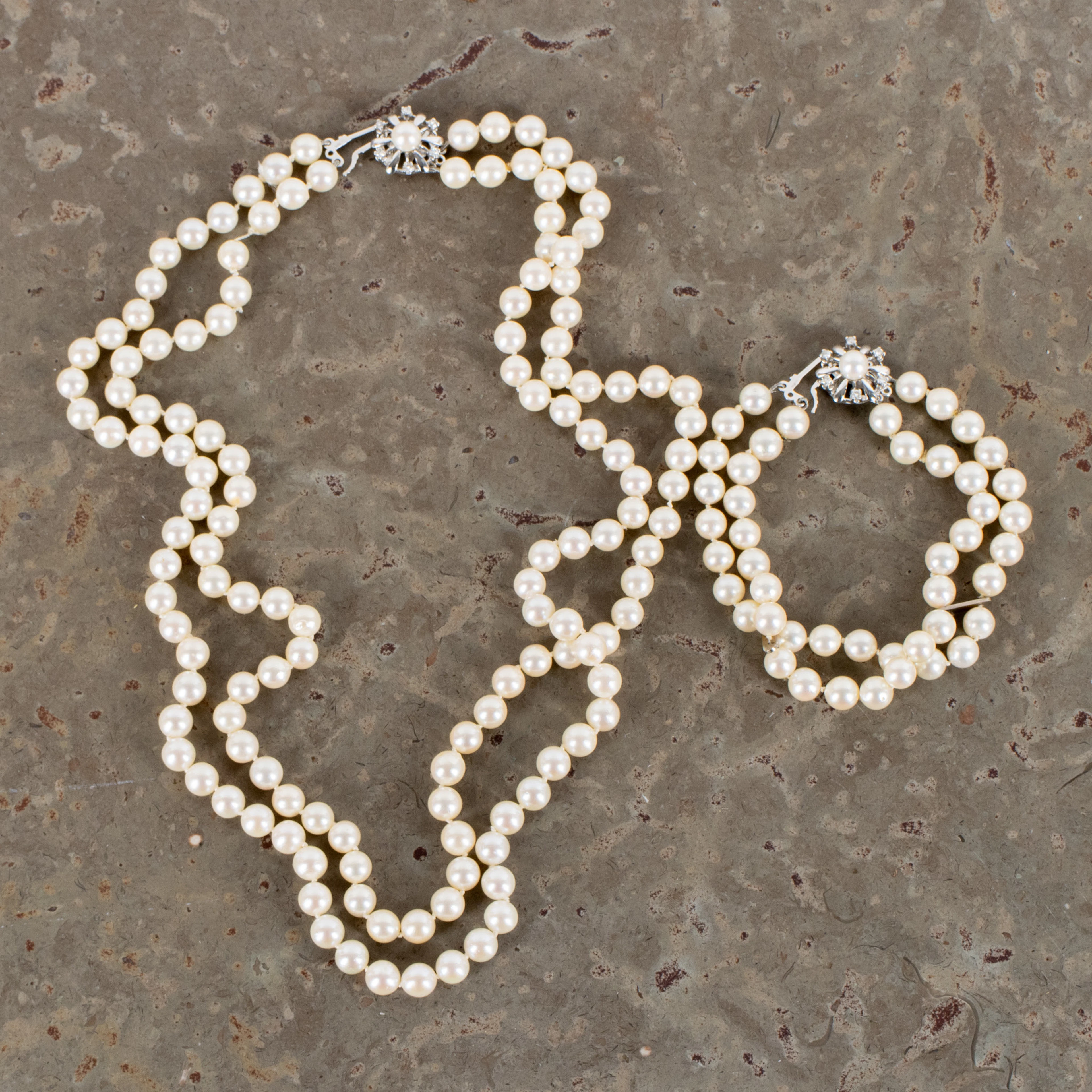 COLLIER OCH ARMBAND, odlade pärlor, lås 18k vitguld med diamanter