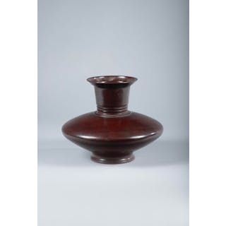 * JAPON. Vase à panse aplatie en bronze... - Lot 200 - Kâ-Mondo