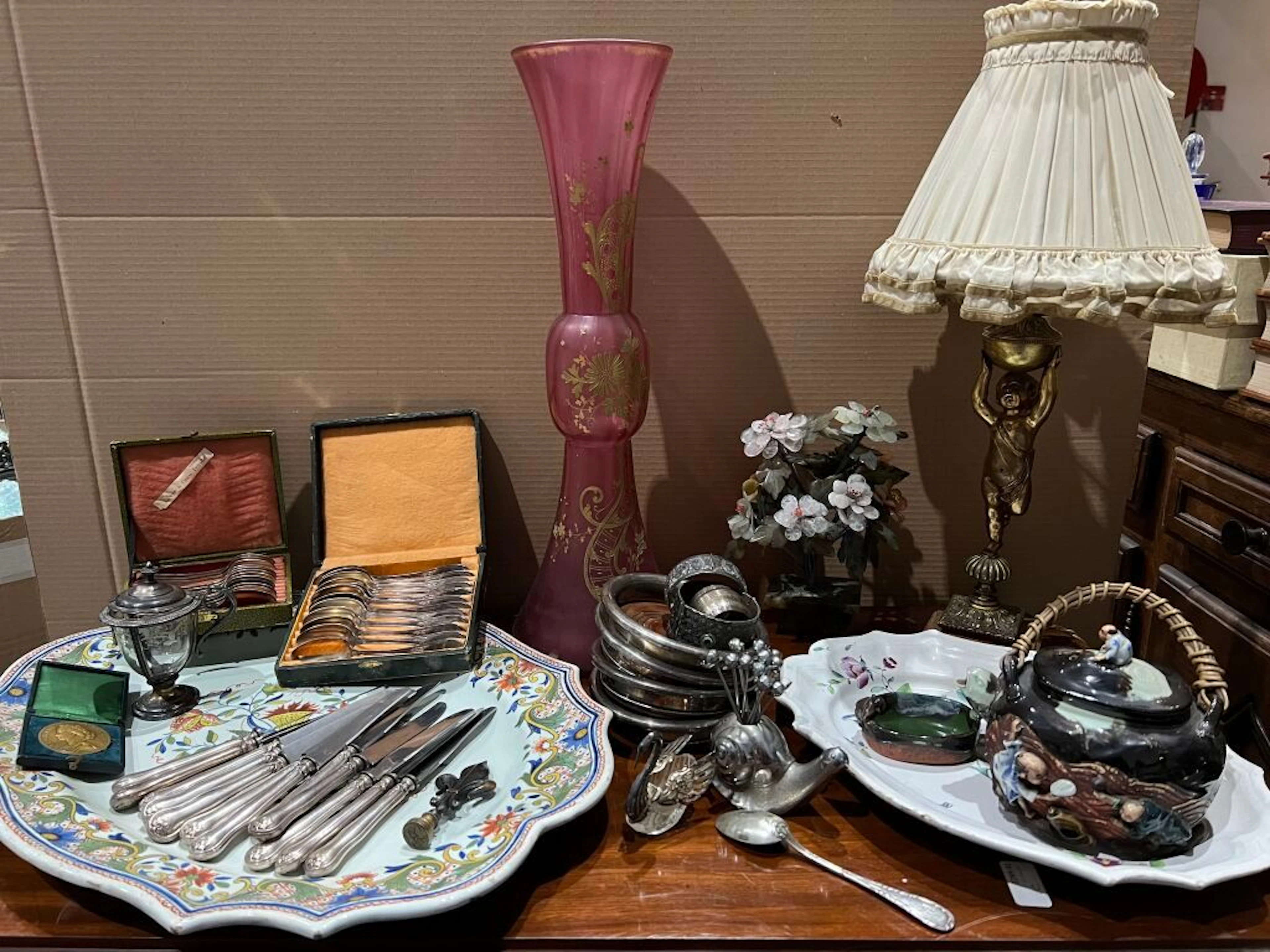 Lot including : - an earthenware rimmed... - Lot 3 - Kâ-Mondo