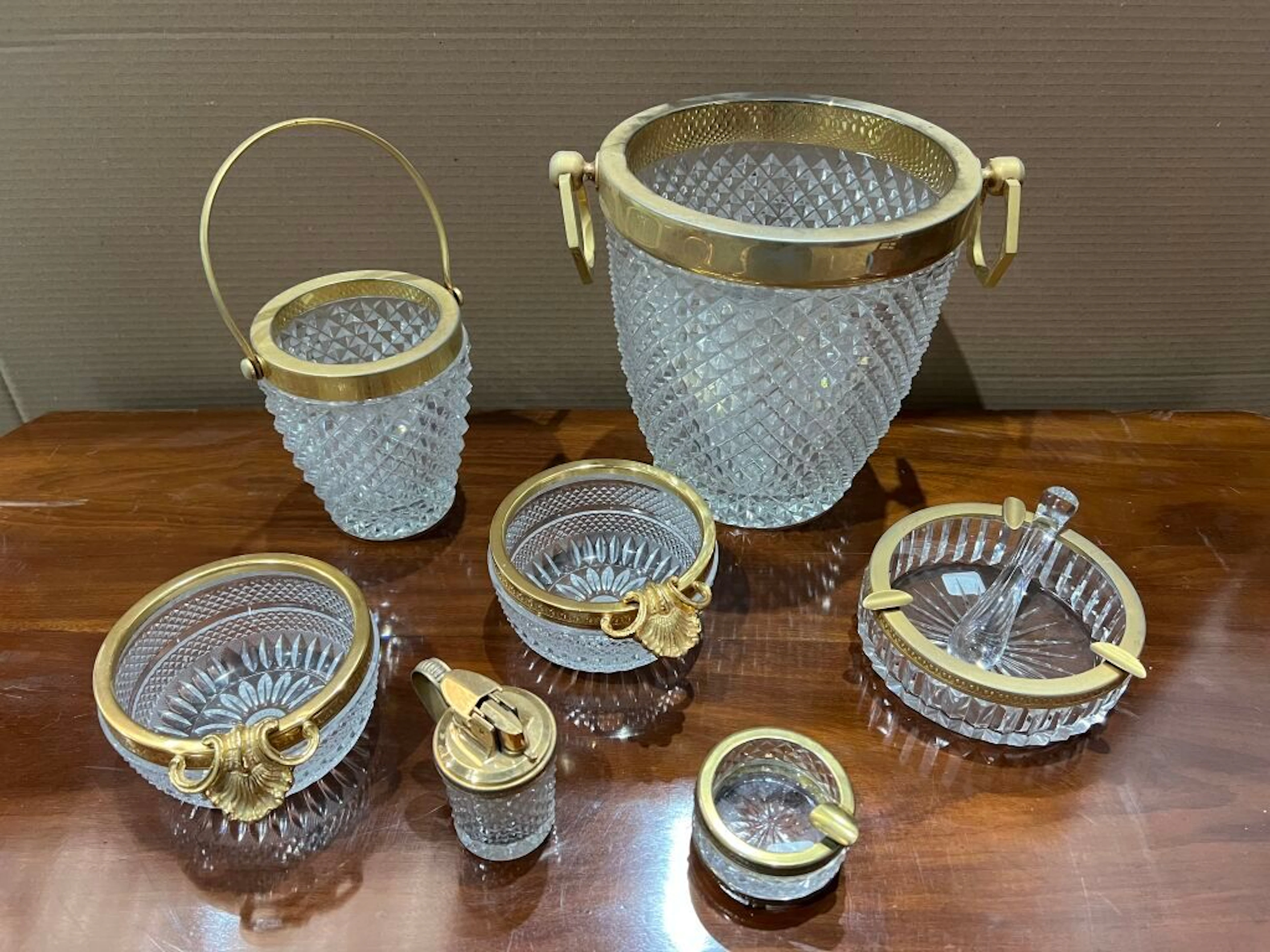 Set in cut crystal and gilt metal comprising... - Lot 107 - Kâ-Mondo