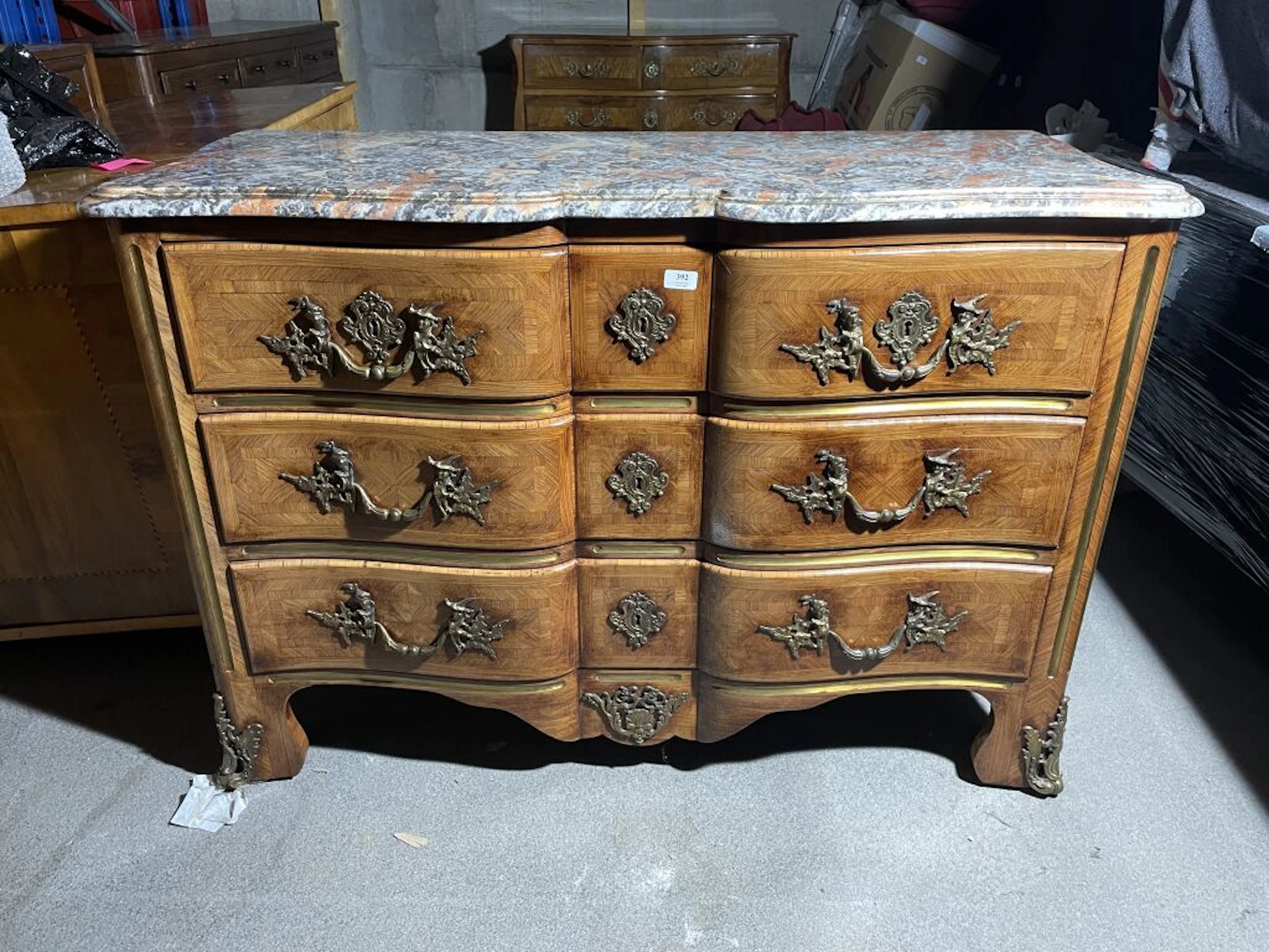 Regency-style curved chest of drawers, the... - Lot 311 - Kâ-Mondo