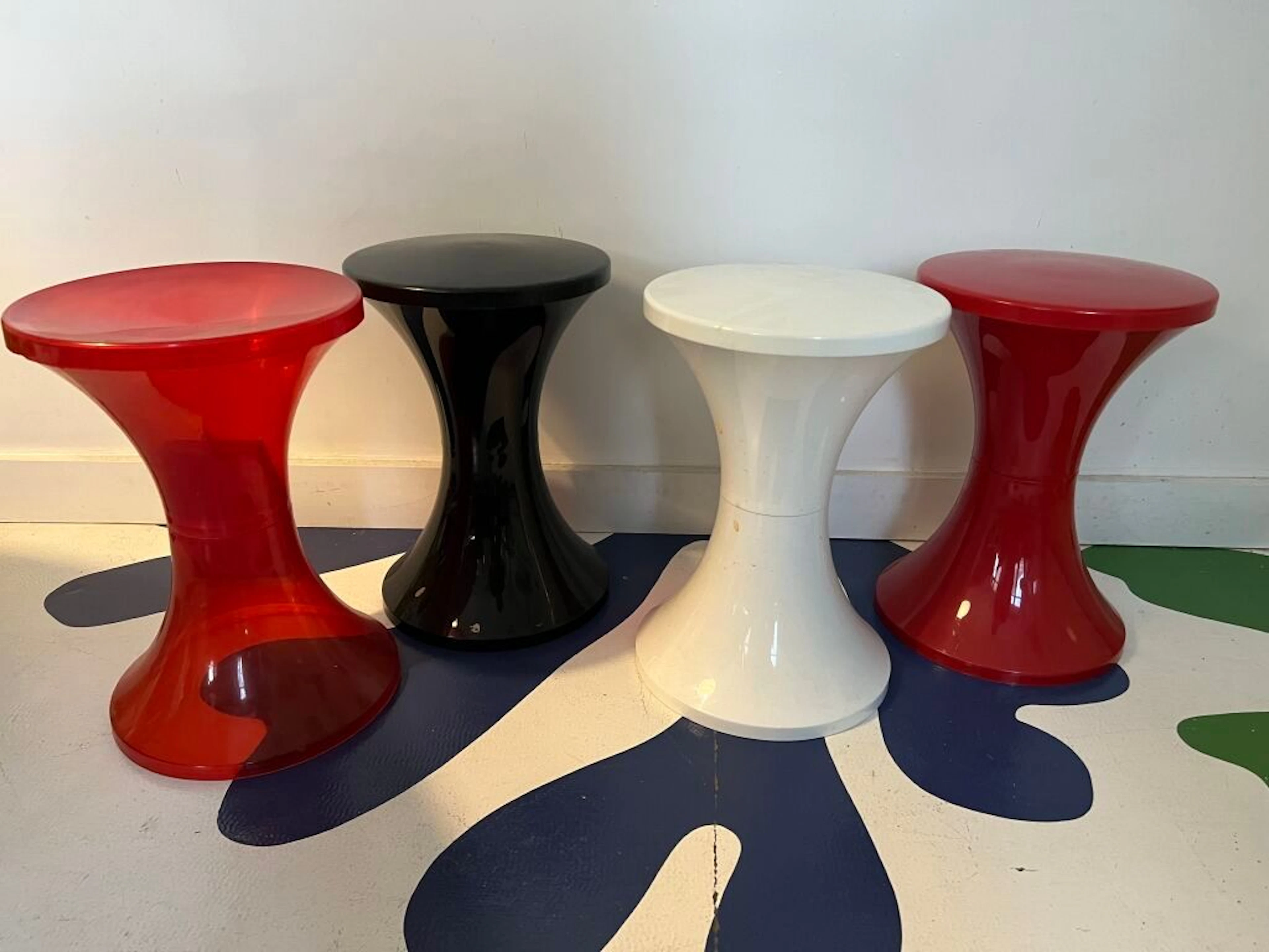 Suite of 4 black, white and red Tam-Tam stools... - Lot 371 - Kâ-Mondo