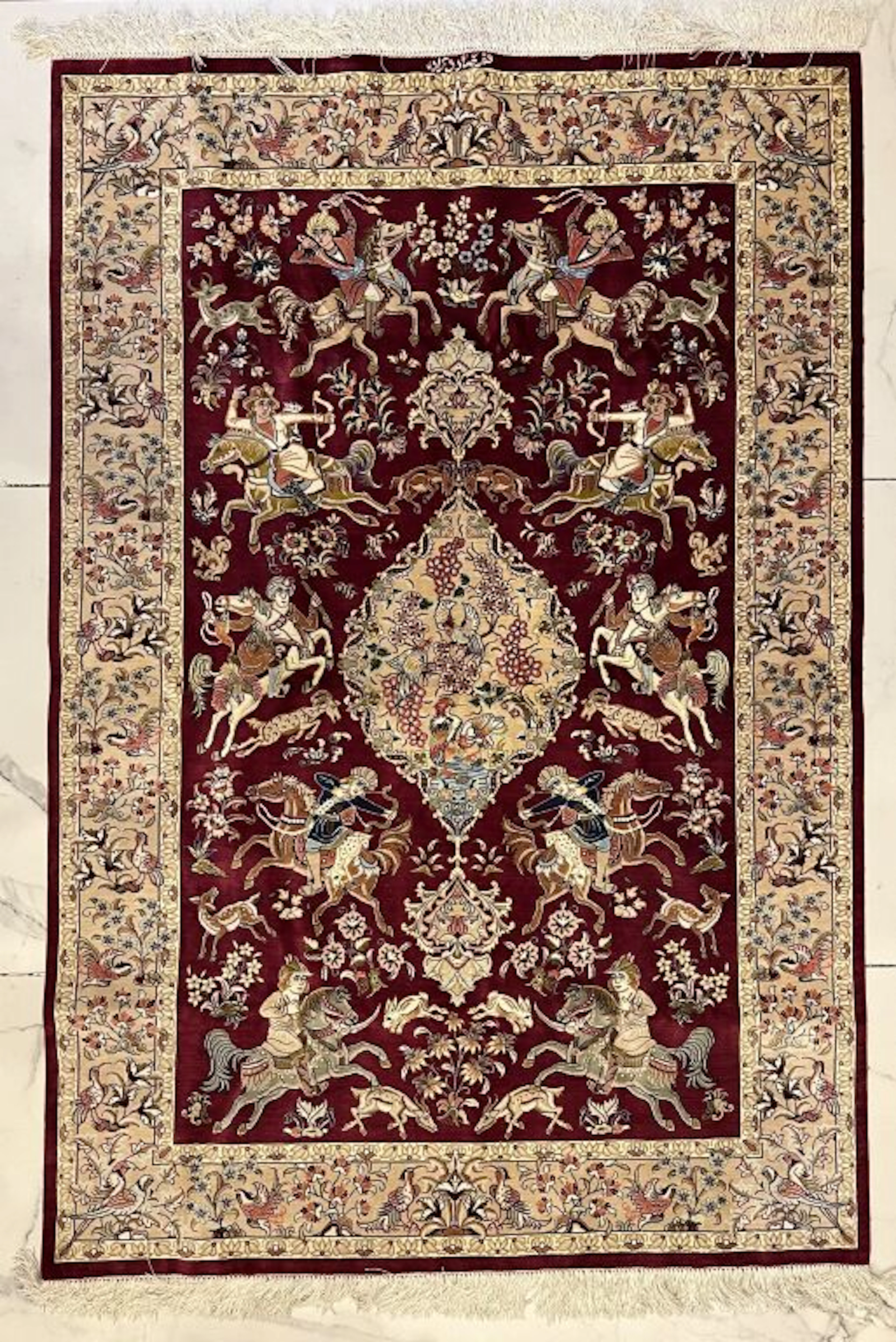 Ghoum. Polychrome silk carpet decorated with... - Lot 389 - Kâ-Mondo