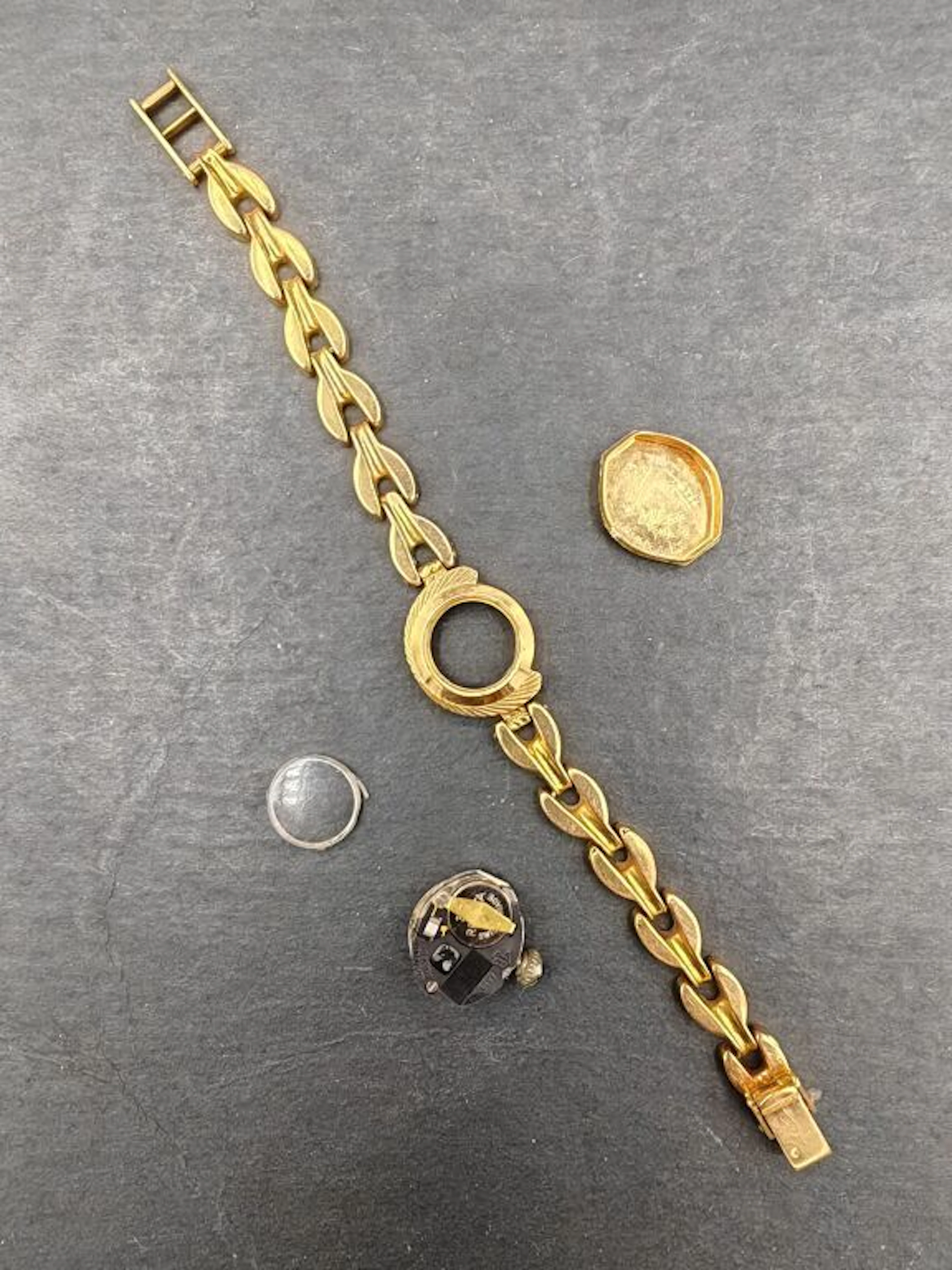 A ladies' watch in 750 mm yellow gold. Quartz... - Lot 81 - Kâ-Mondo