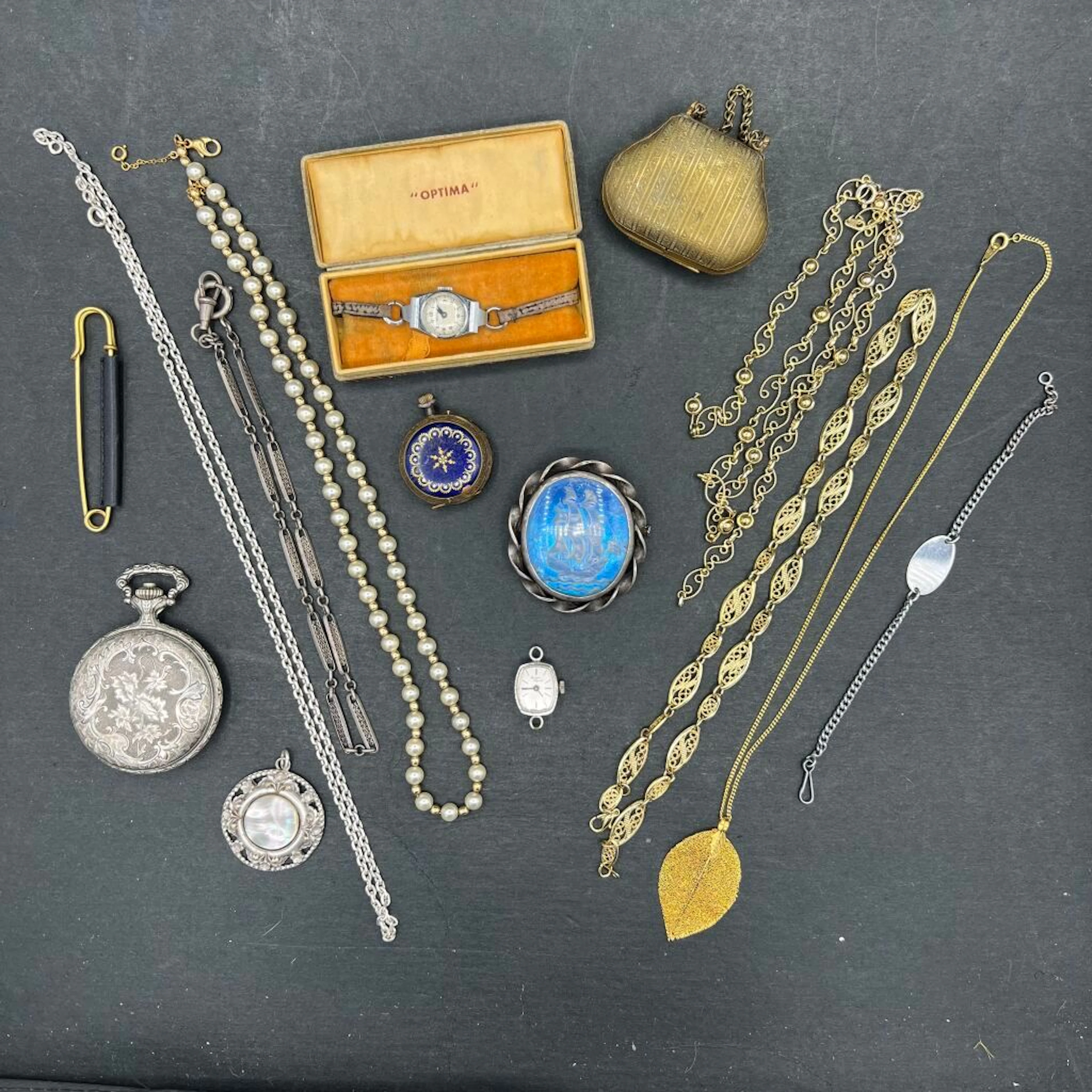 A dandy's lot in the making comprising a... - Lot 204 - Kâ-Mondo