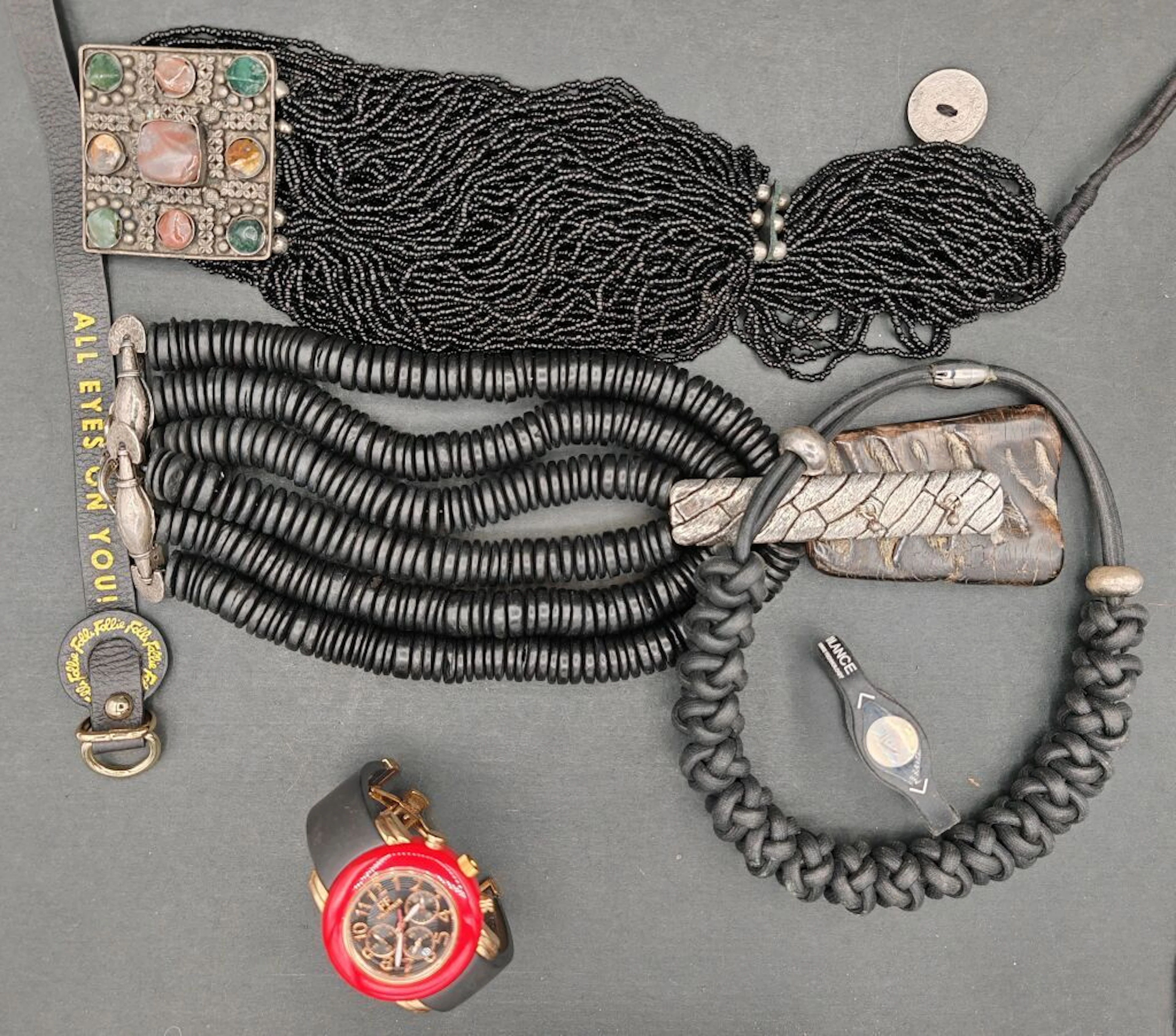 A batch of costume jewelry that at first... - Lot 232 - Kâ-Mondo