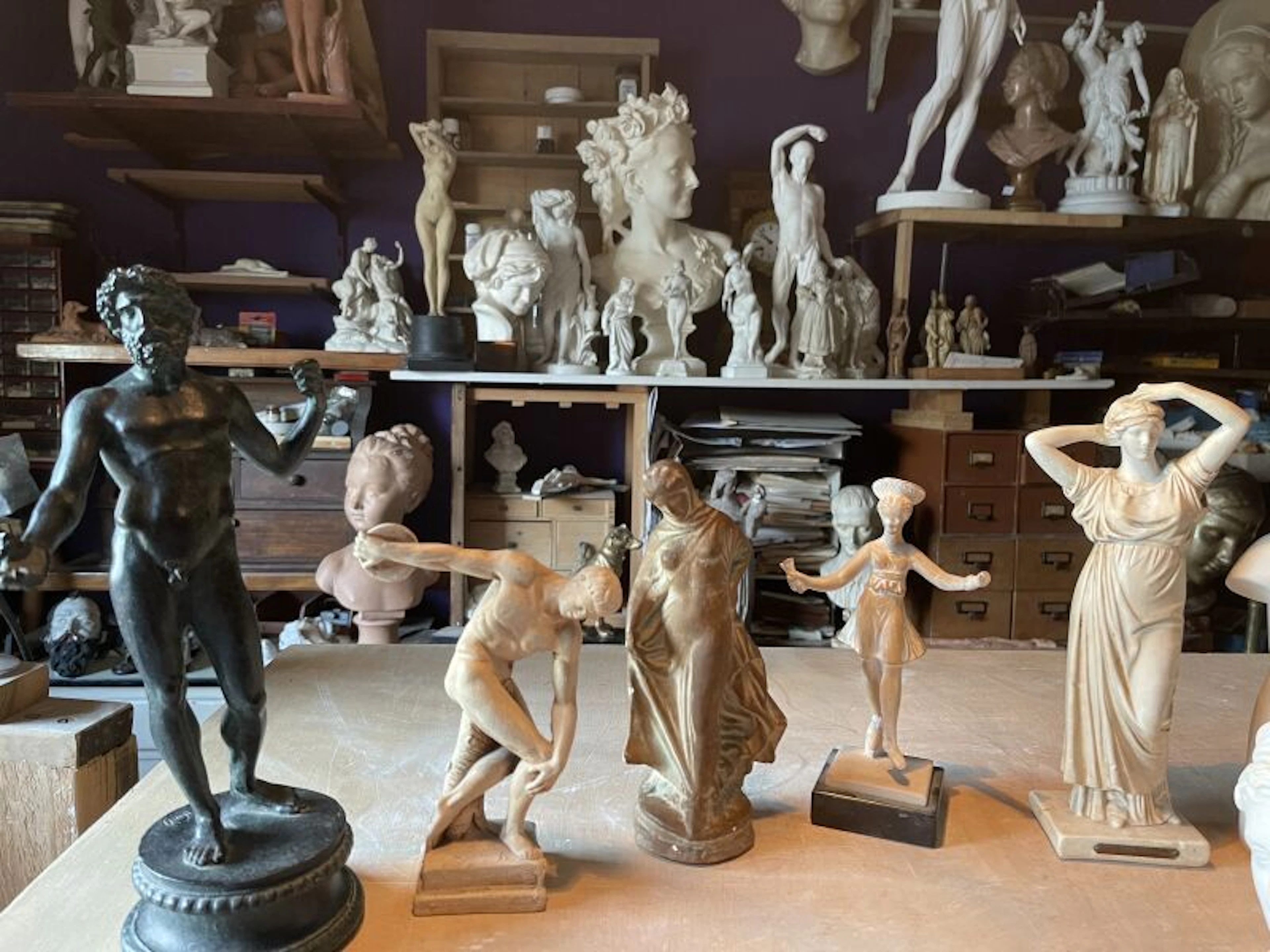 In the taste of Antiquity. Set of nine statuettes... - Lot 246 - Kâ-Mondo
