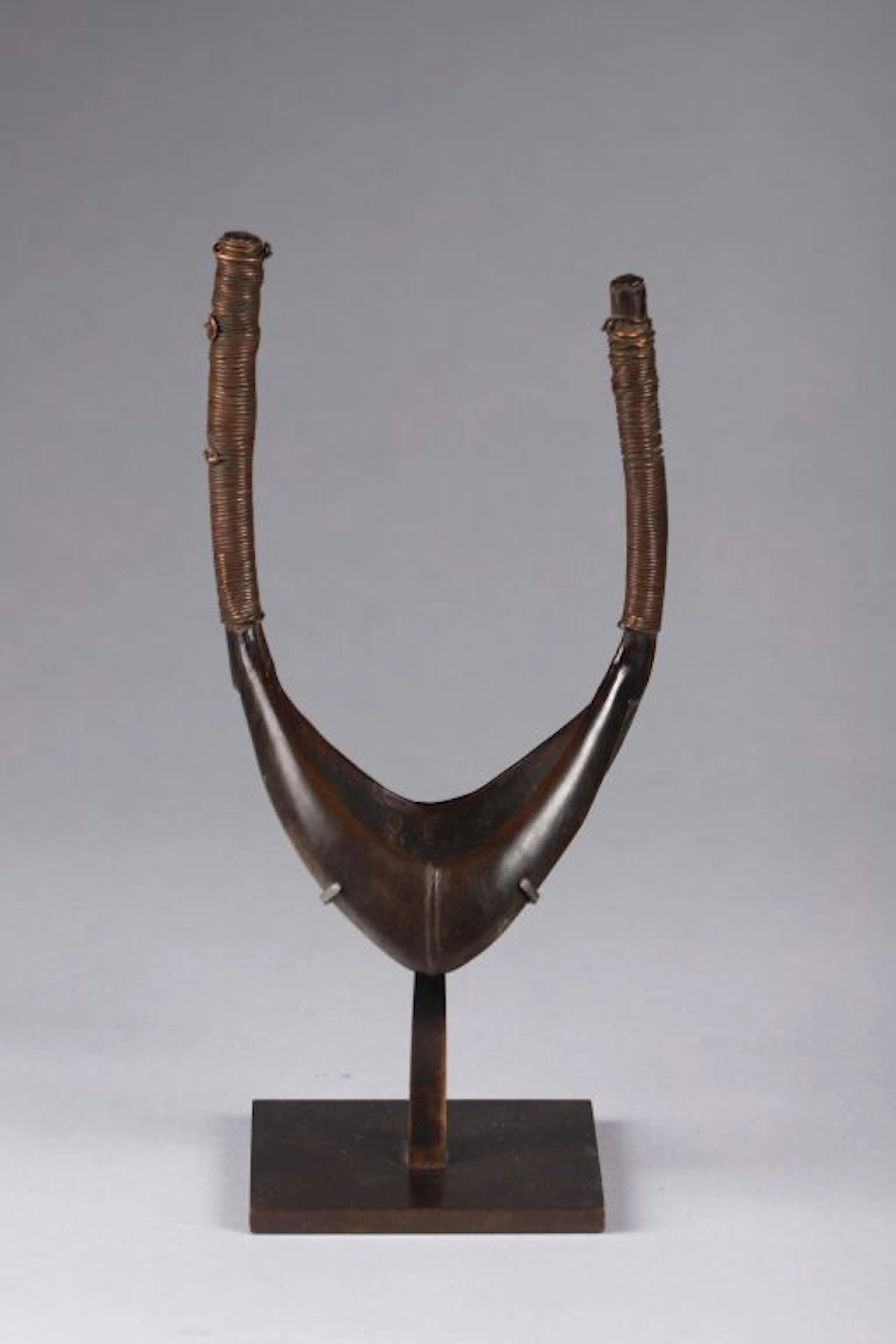 Horn bracelet decorated with finely twisted... - Lot 65 - Kâ-Mondo