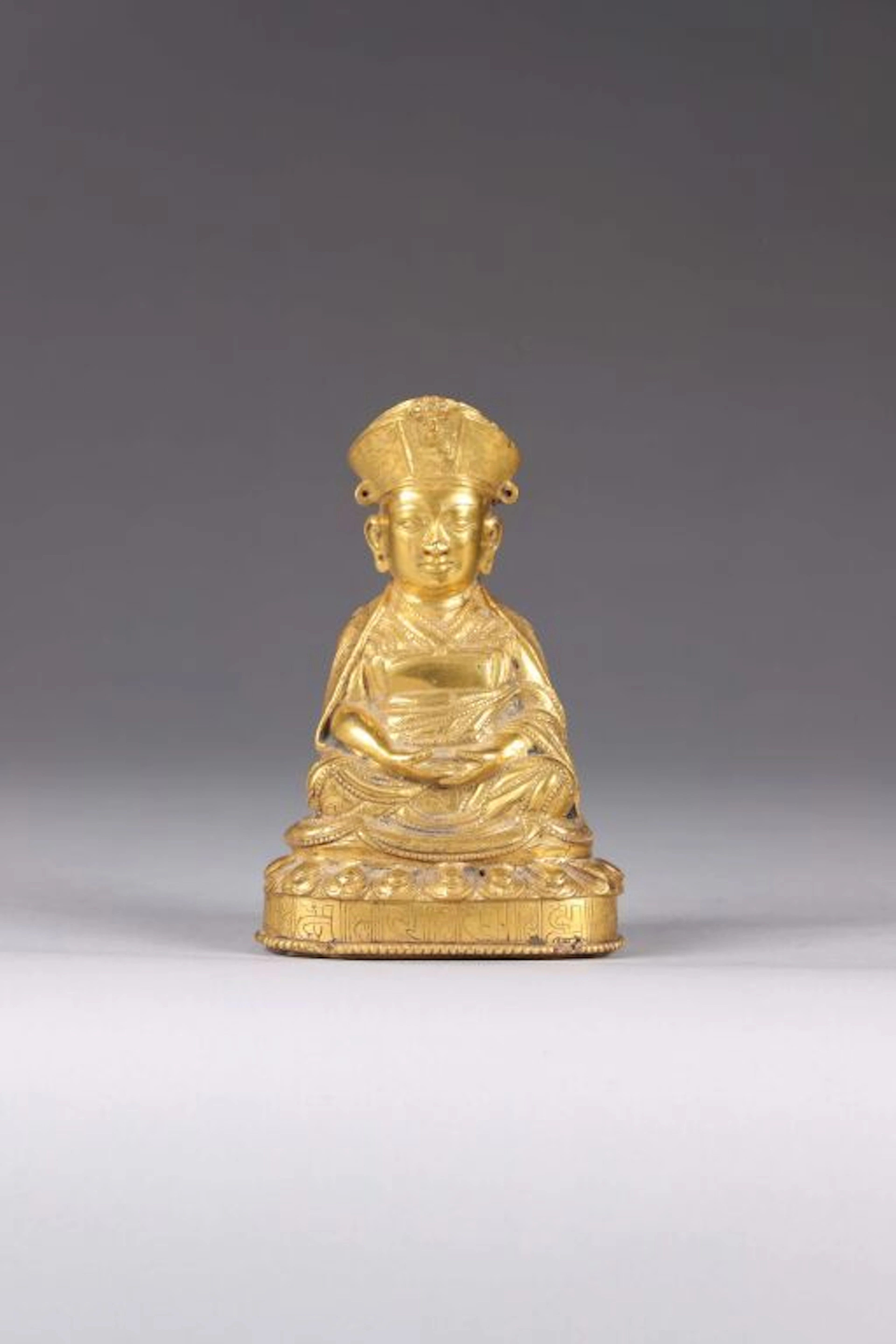 TIBET. Gilded bronze Lama statuette depicted... - Lot 119 - Kâ-Mondo