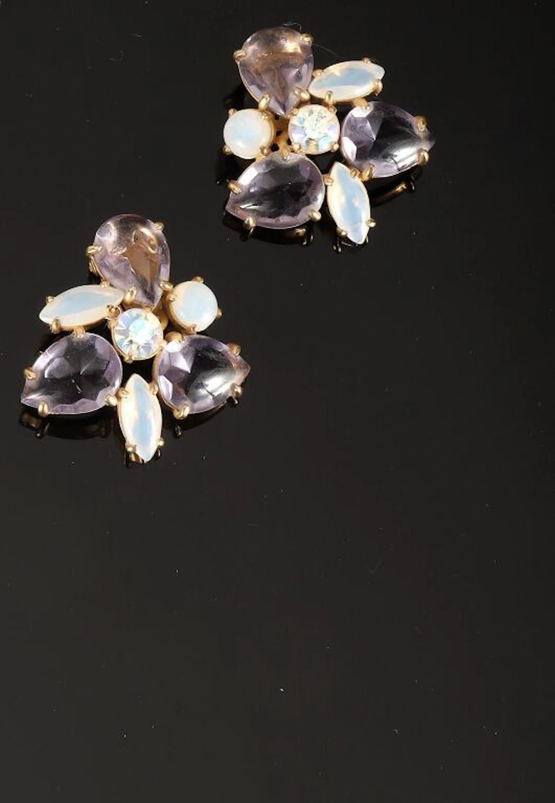 ELSA SCHIAPARELLI. Pair of flower ear clips... - Lot 103 - Kâ-Mondo