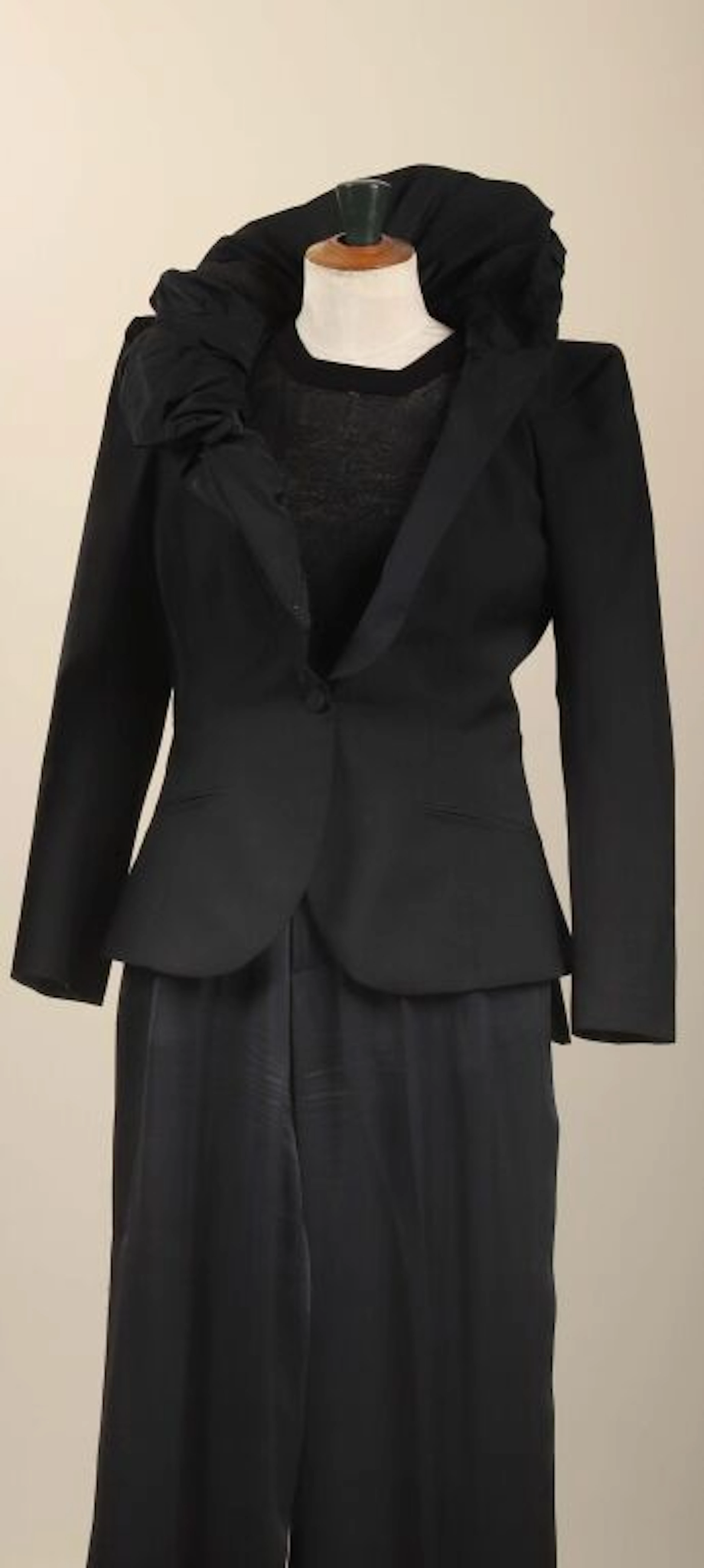 * LOUIS VUITTON. Lot including: - Black double-breasted... - Lot 162 - Kâ-Mondo