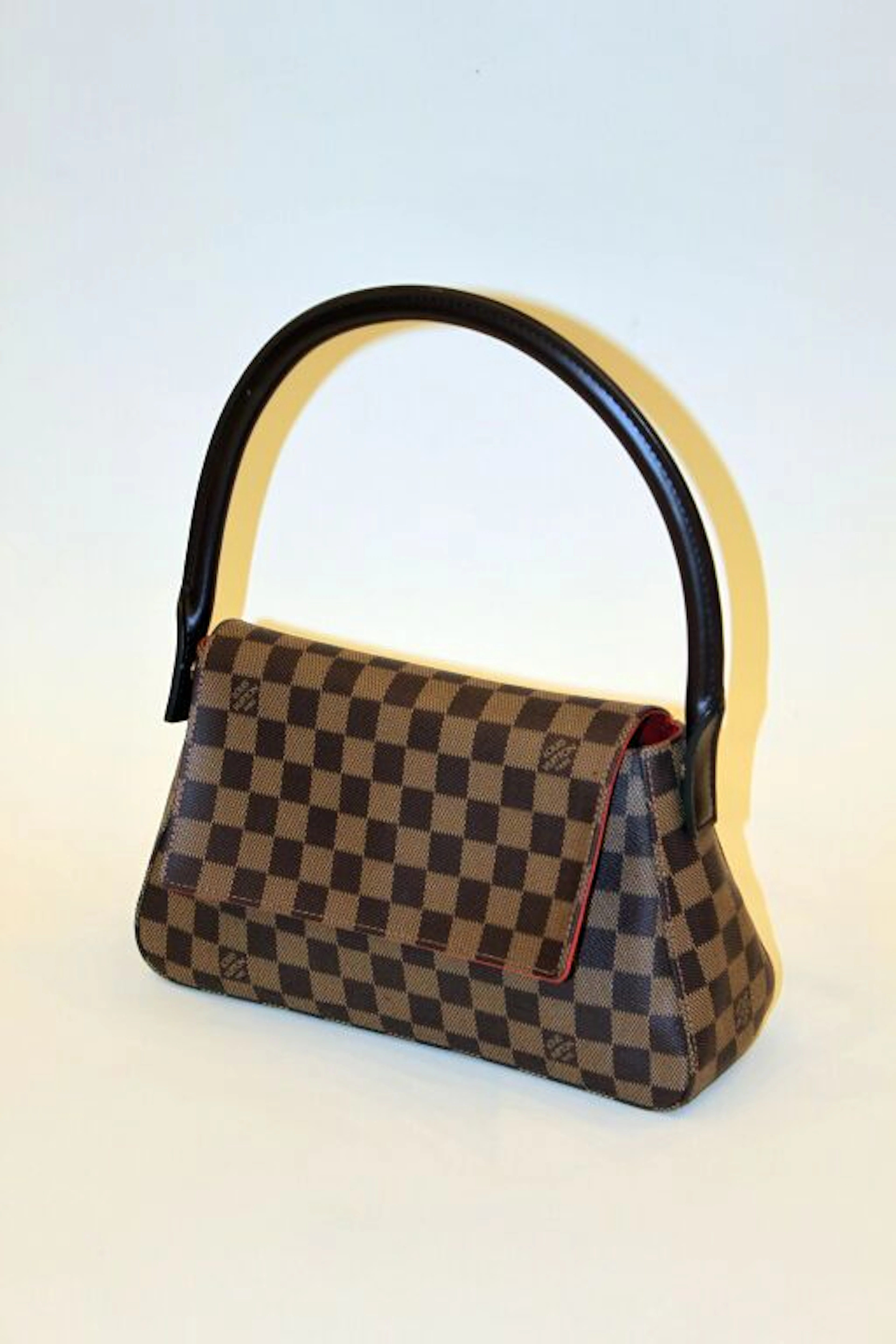 * LOUIS VUITTON. Damier handbag, checkerboard-coated... - Lot 186 - Kâ-Mondo