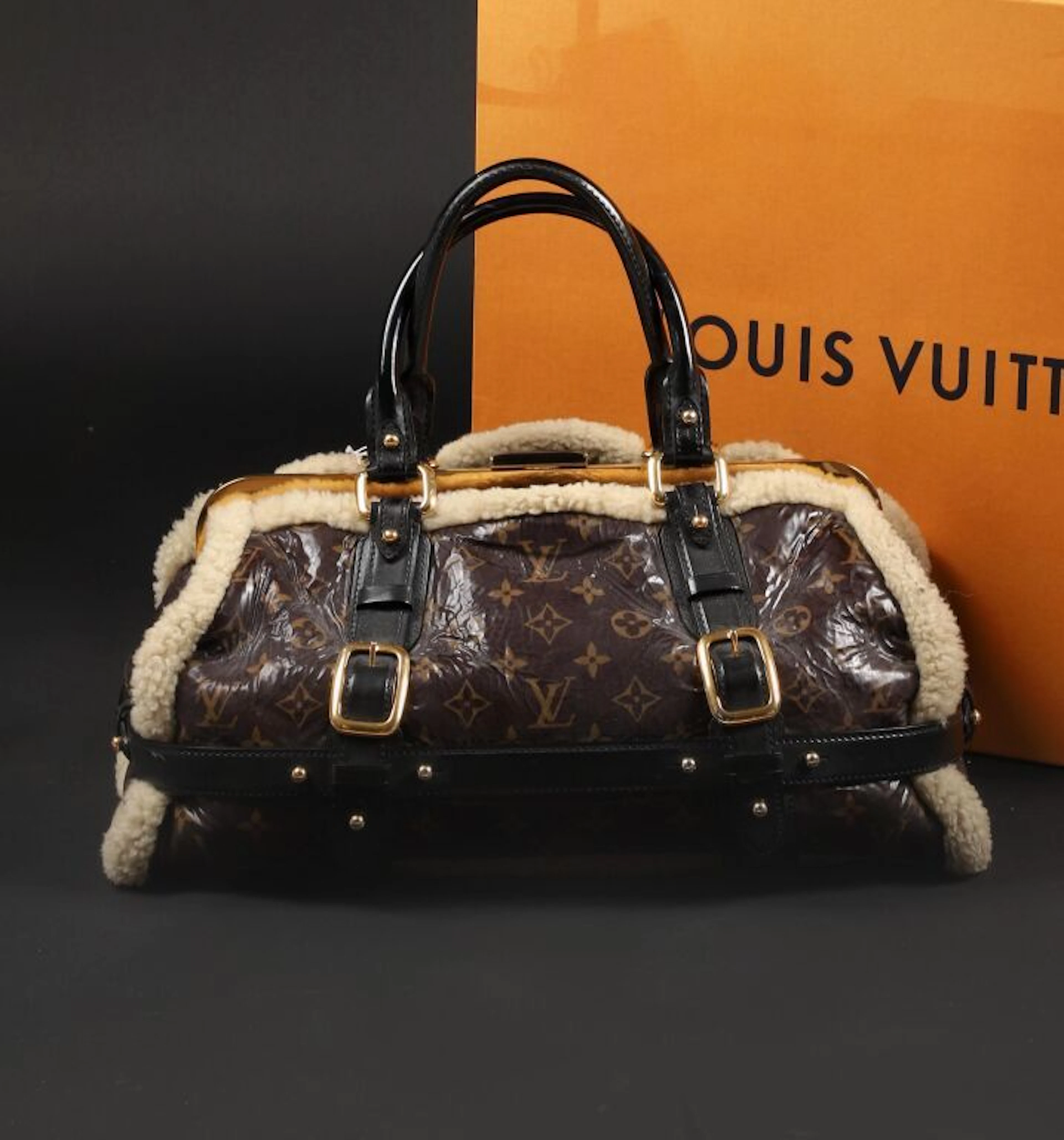 * LOUIS VUITTON by Marc JACOBS. Rare Shearling... - Lot 188 - Kâ-Mondo