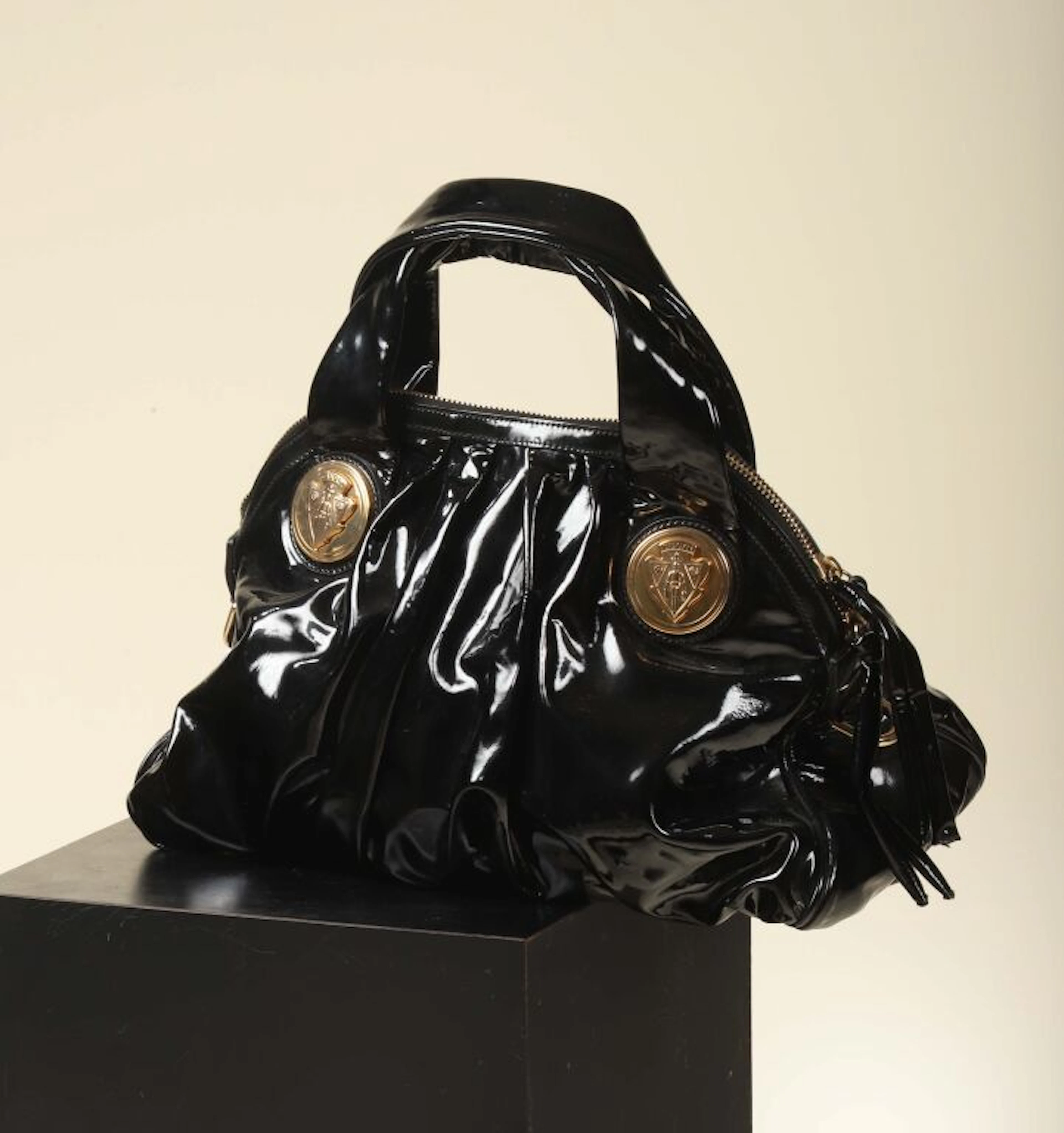 * GUCCI. Handbag, black vinyl, soft handles,... - Lot 234 - Kâ-Mondo